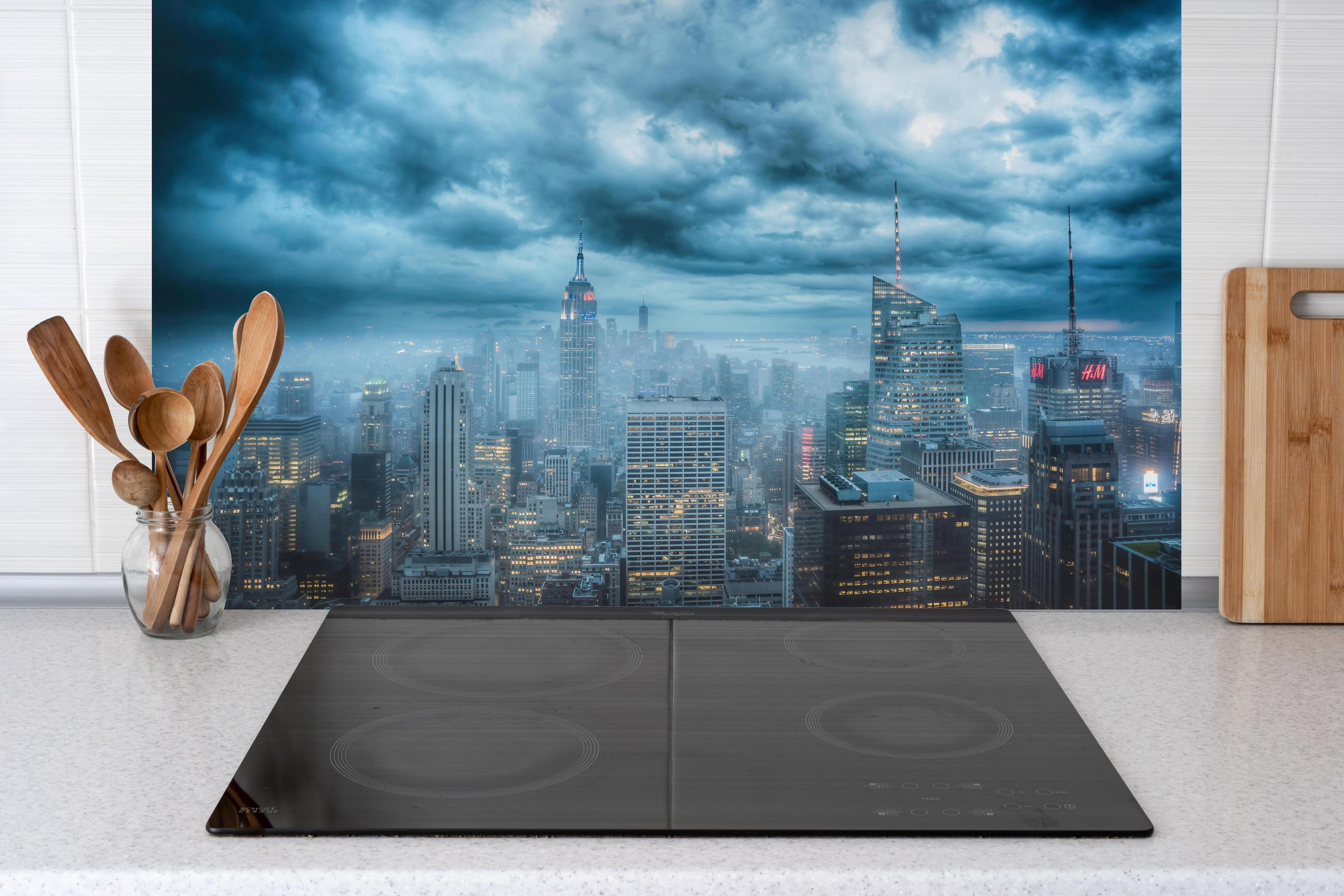 Küche - New York Skyline hinter weißen Hochglanz-Küchenregalen und schwarzem Wasserhahn