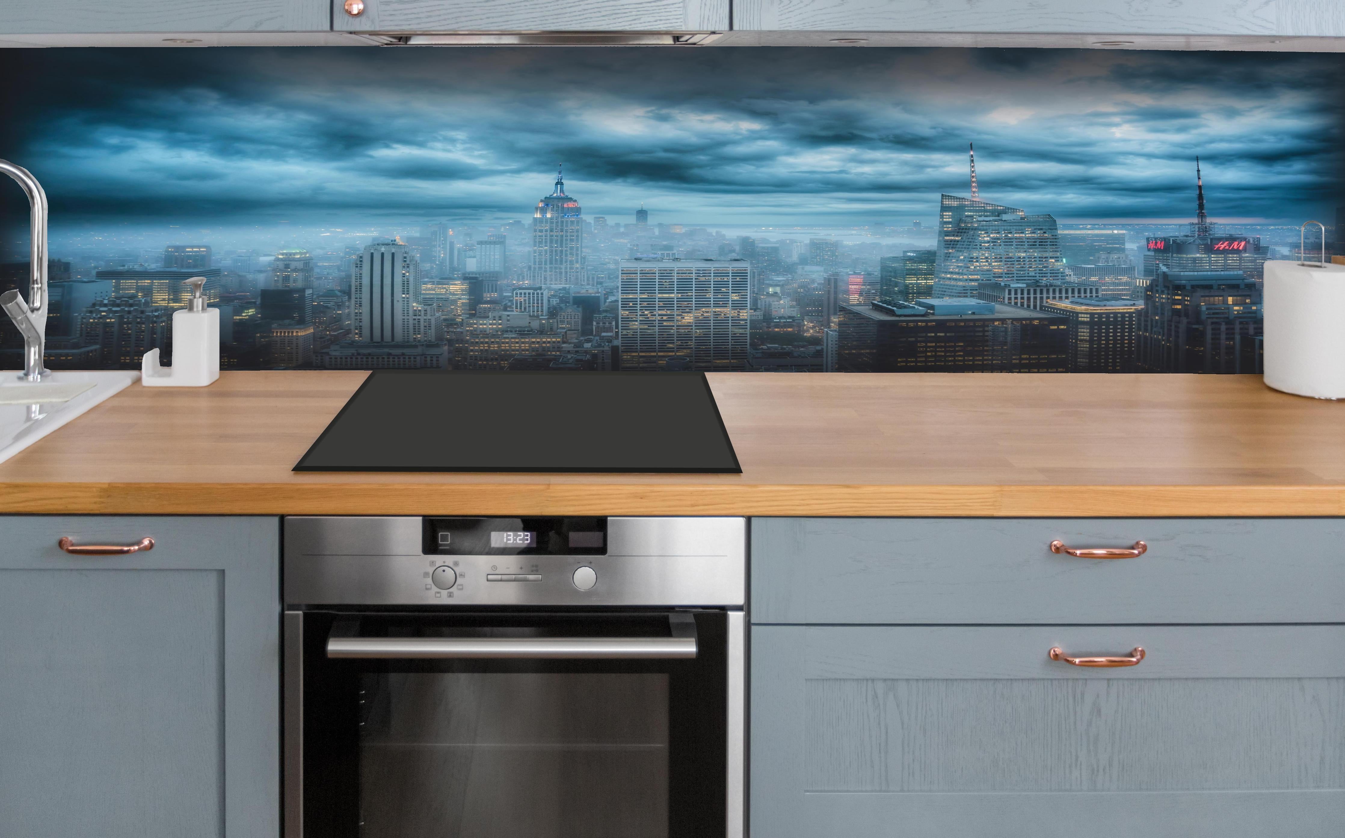 Küche - New York Skyline hinter weißen Hochglanz-Küchenregalen und schwarzem Wasserhahn