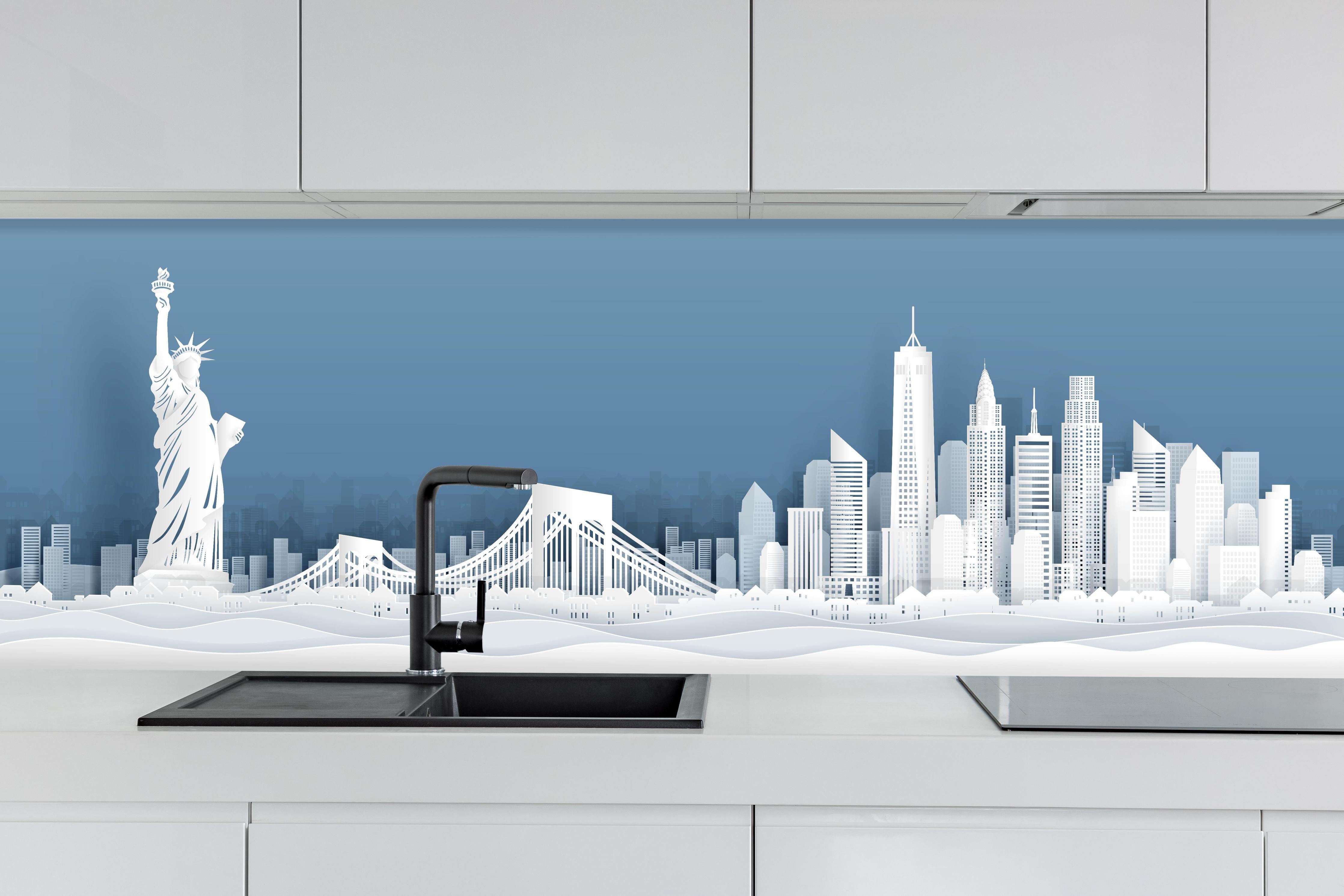 Küche - New York Skyline Papercut Stil Weiß-Grau hinter weißen Hochglanz-Küchenregalen und schwarzem Wasserhahn