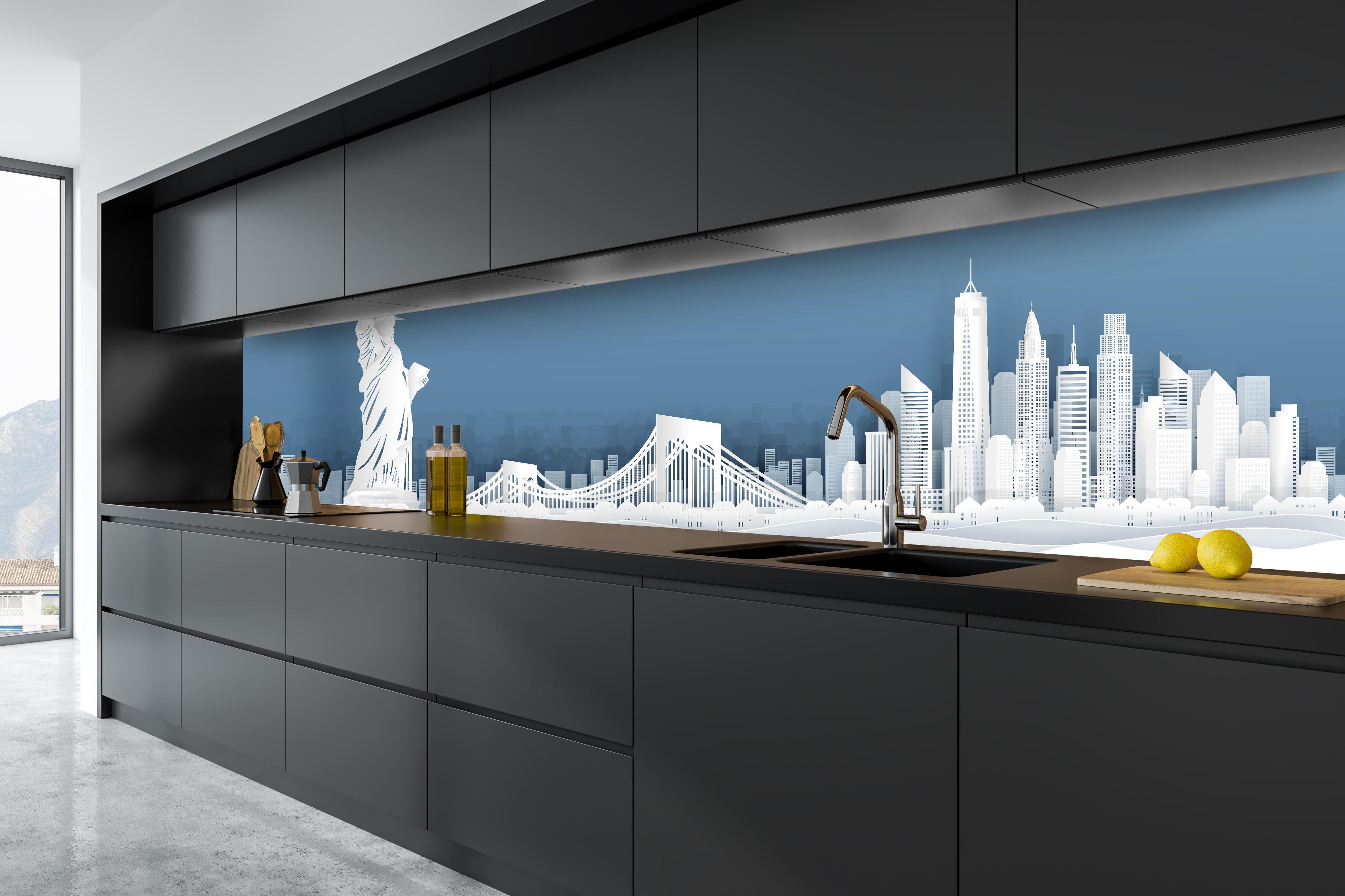 Küche - New York Skyline Papercut Stil Weiß-Grau hinter weißen Hochglanz-Küchenregalen und schwarzem Wasserhahn