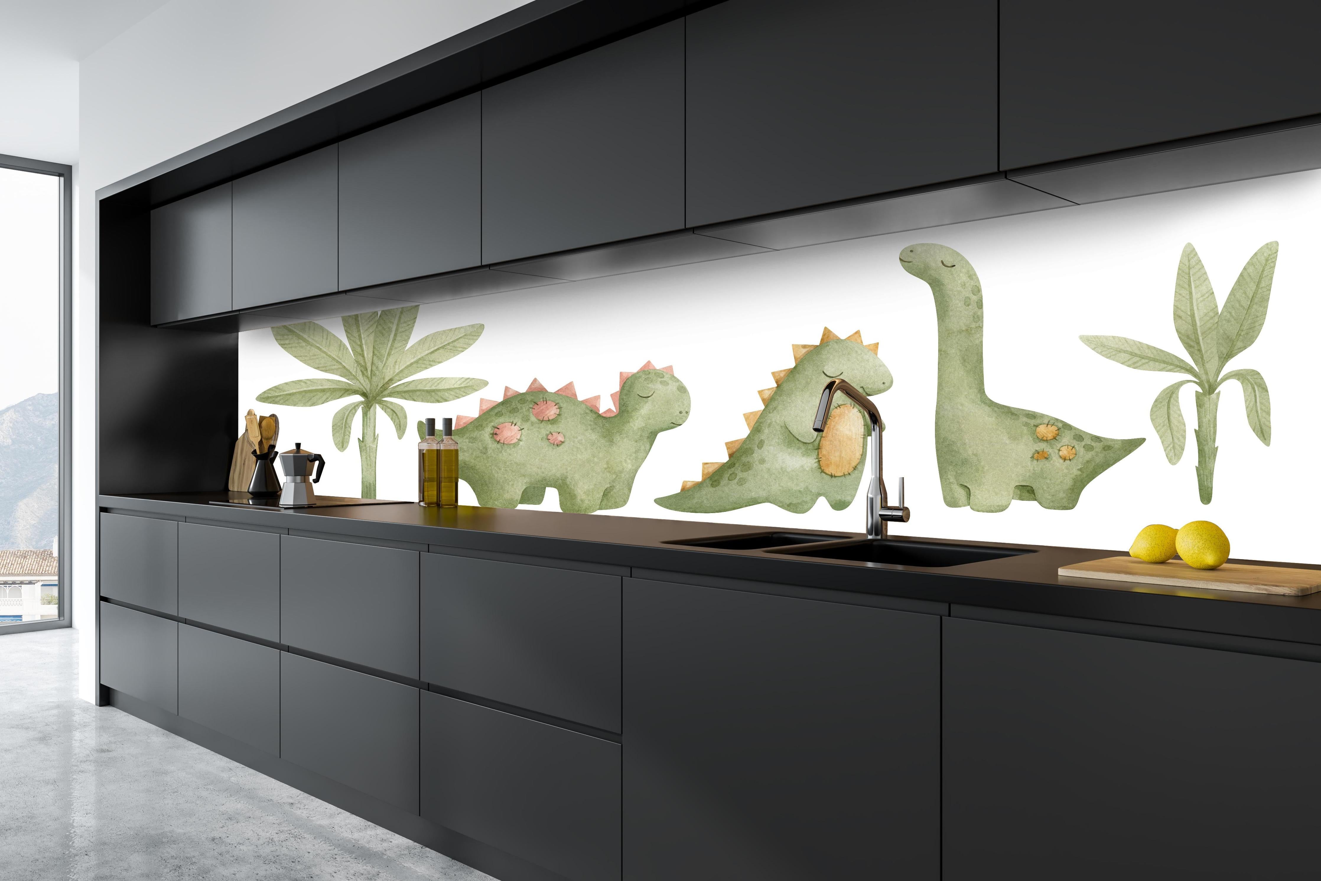 Küche - Niedliche Dinosaurier hinter weißen Hochglanz-Küchenregalen und schwarzem Wasserhahn