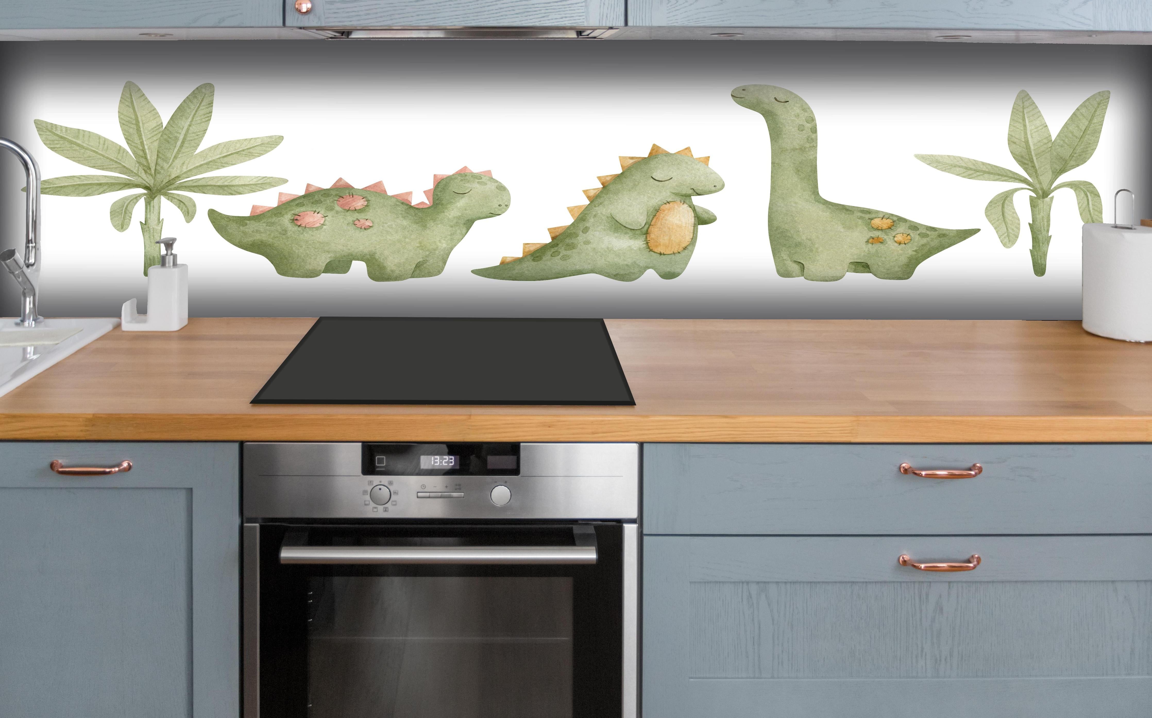 Küche - Niedliche Dinosaurier hinter weißen Hochglanz-Küchenregalen und schwarzem Wasserhahn