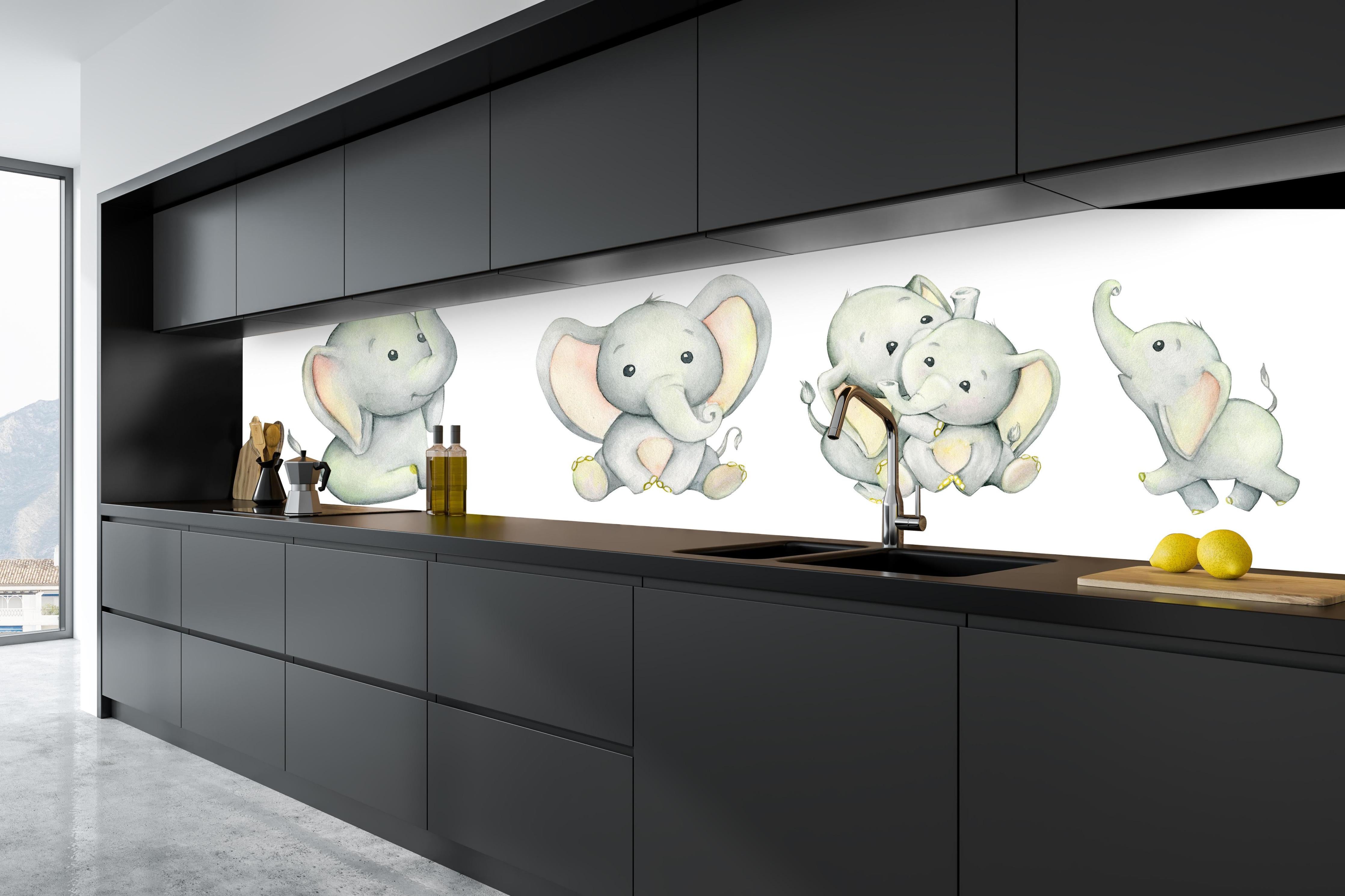 Küche - Niedliche Elefanten hinter weißen Hochglanz-Küchenregalen und schwarzem Wasserhahn