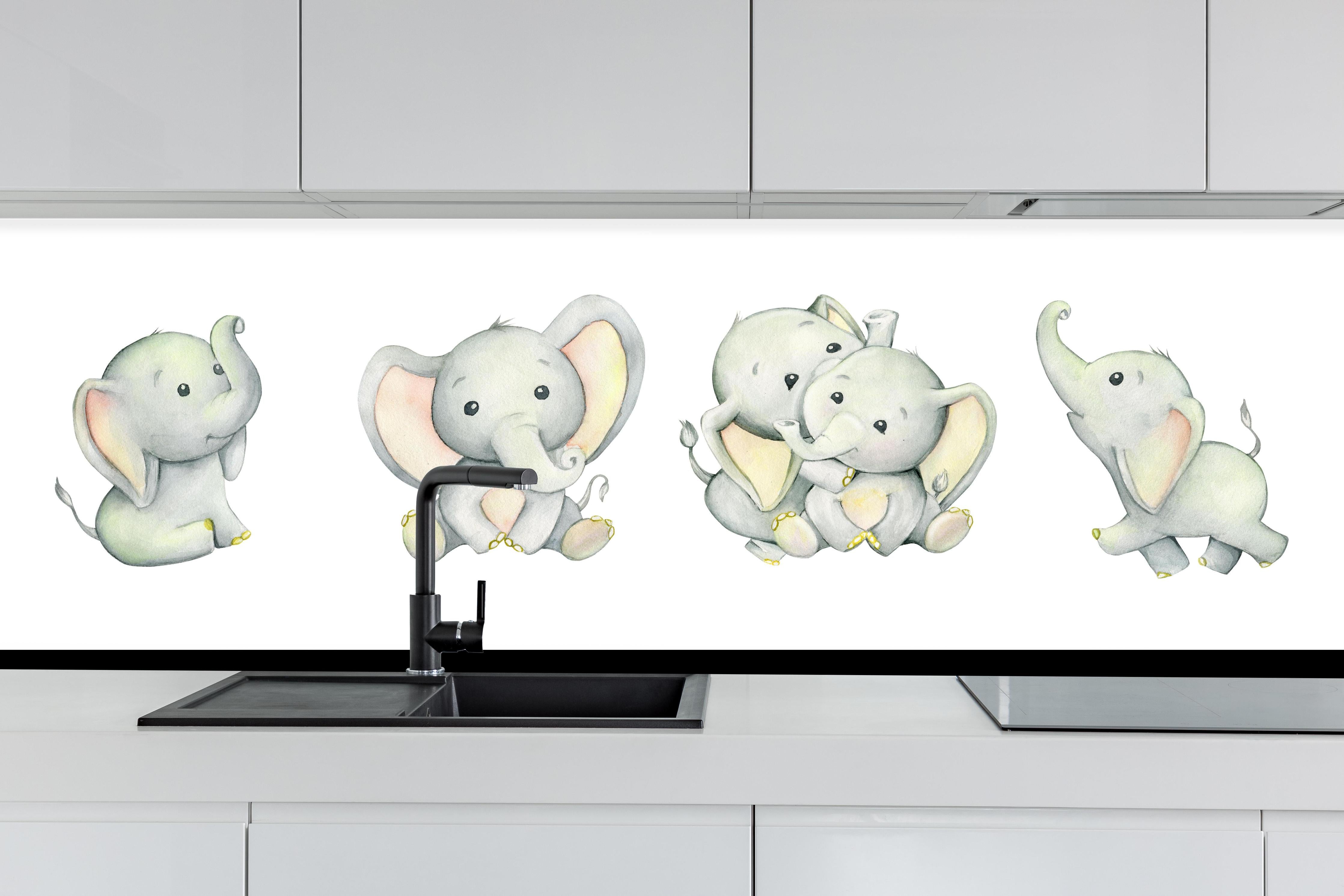 Küche - Niedliche Elefanten hinter weißen Hochglanz-Küchenregalen und schwarzem Wasserhahn