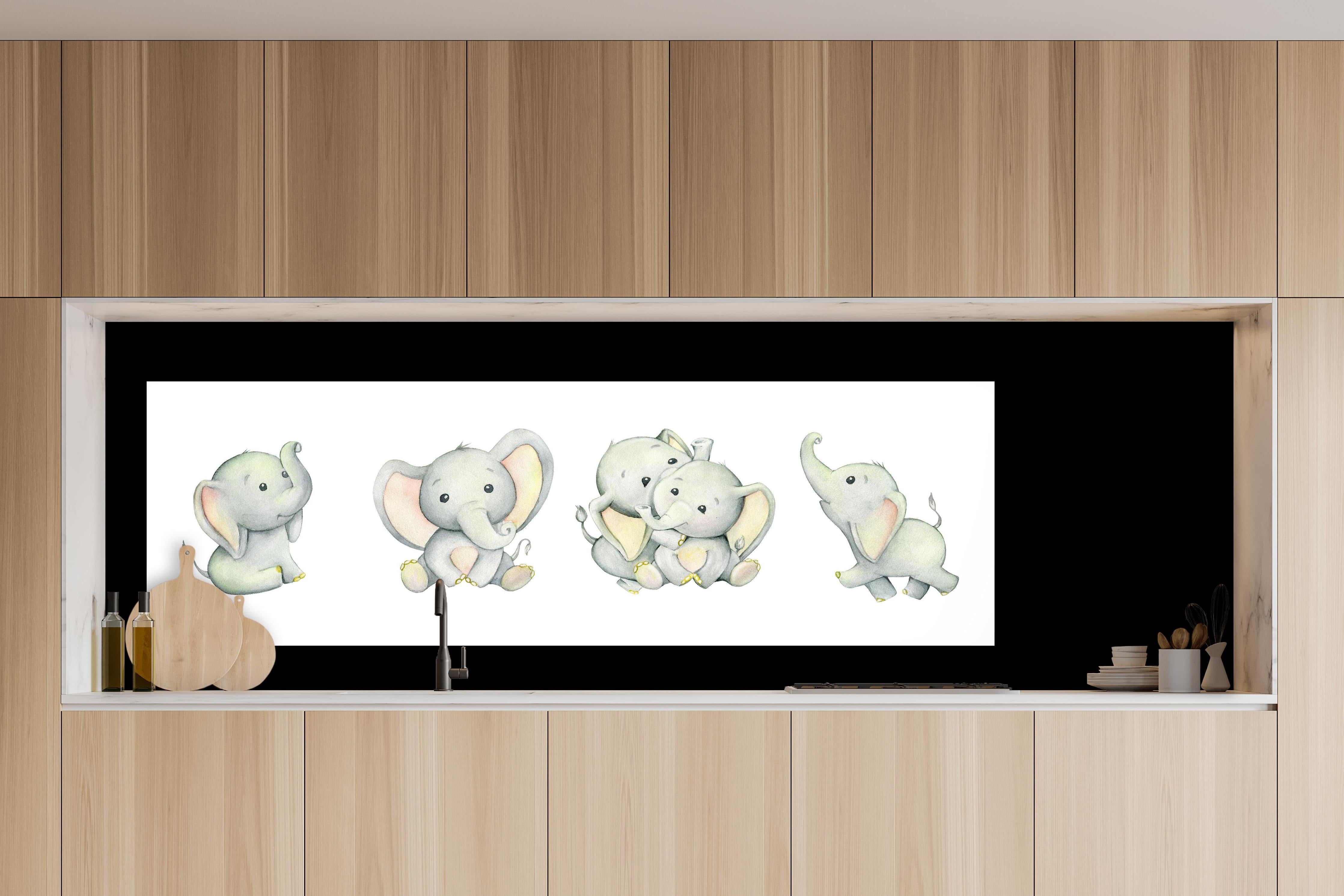 Küche - Niedliche Elefanten hinter weißen Hochglanz-Küchenregalen und schwarzem Wasserhahn