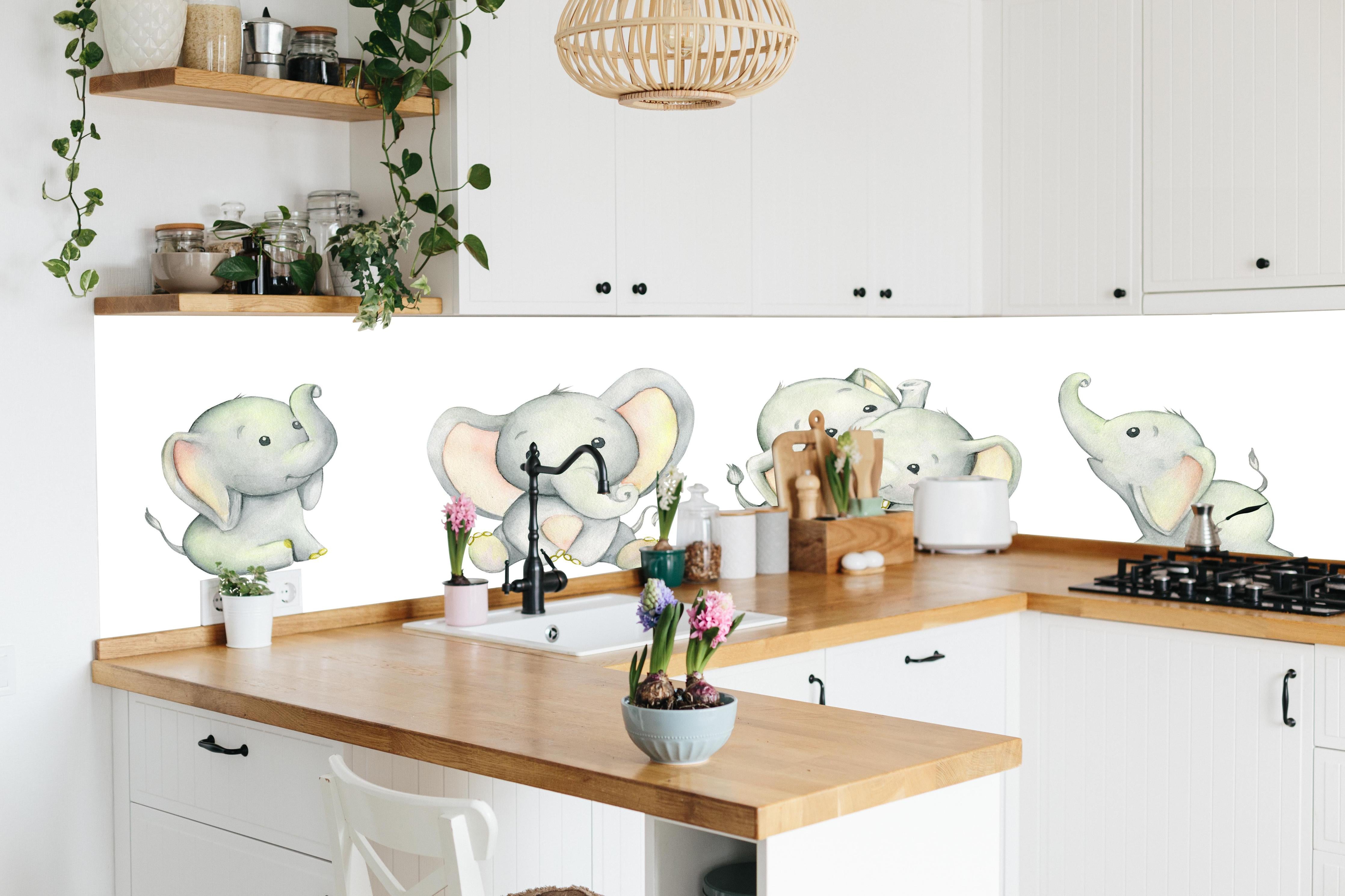Küche - Niedliche Elefanten hinter weißen Hochglanz-Küchenregalen und schwarzem Wasserhahn