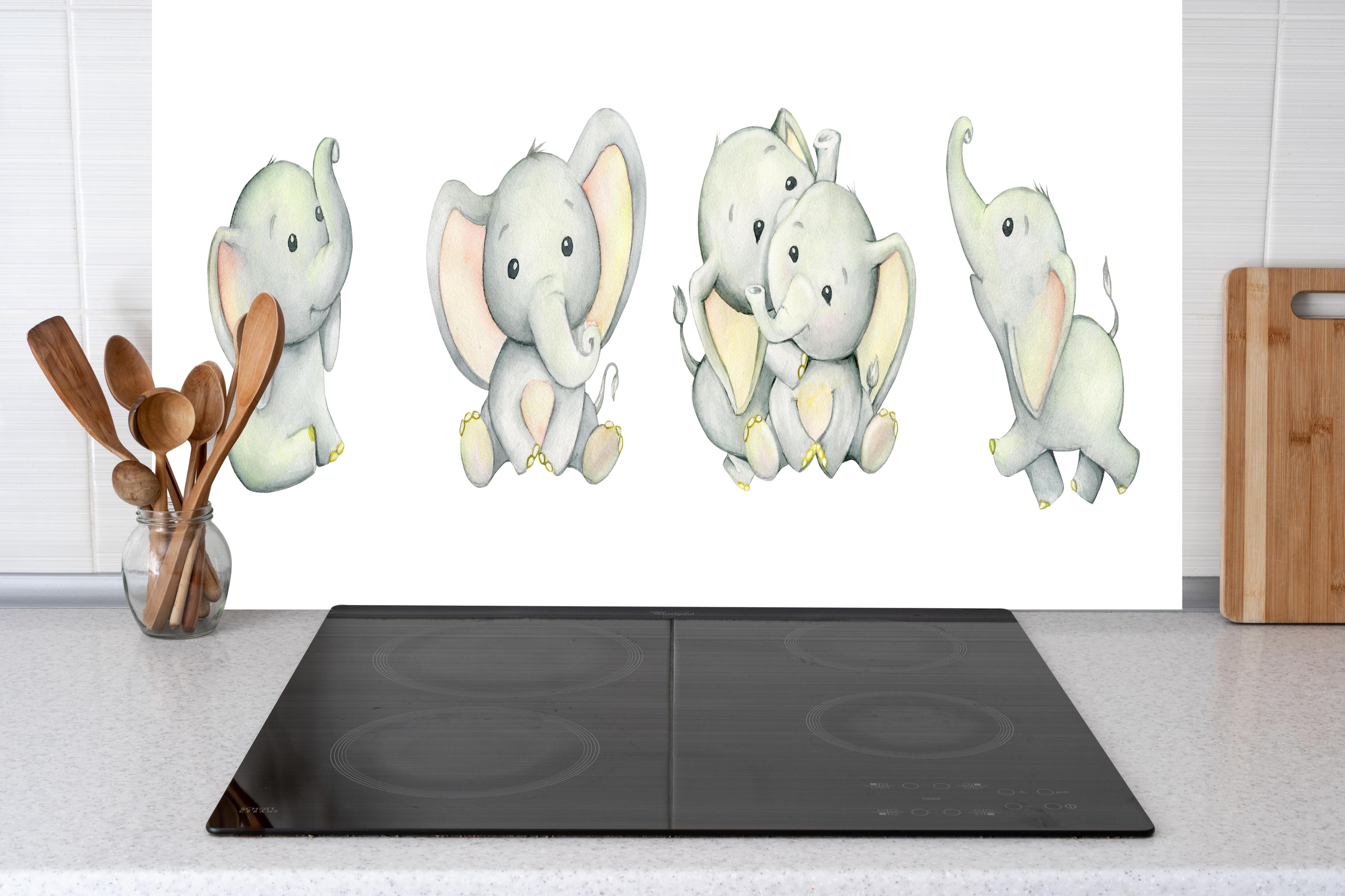 Küche - Niedliche Elefanten hinter weißen Hochglanz-Küchenregalen und schwarzem Wasserhahn