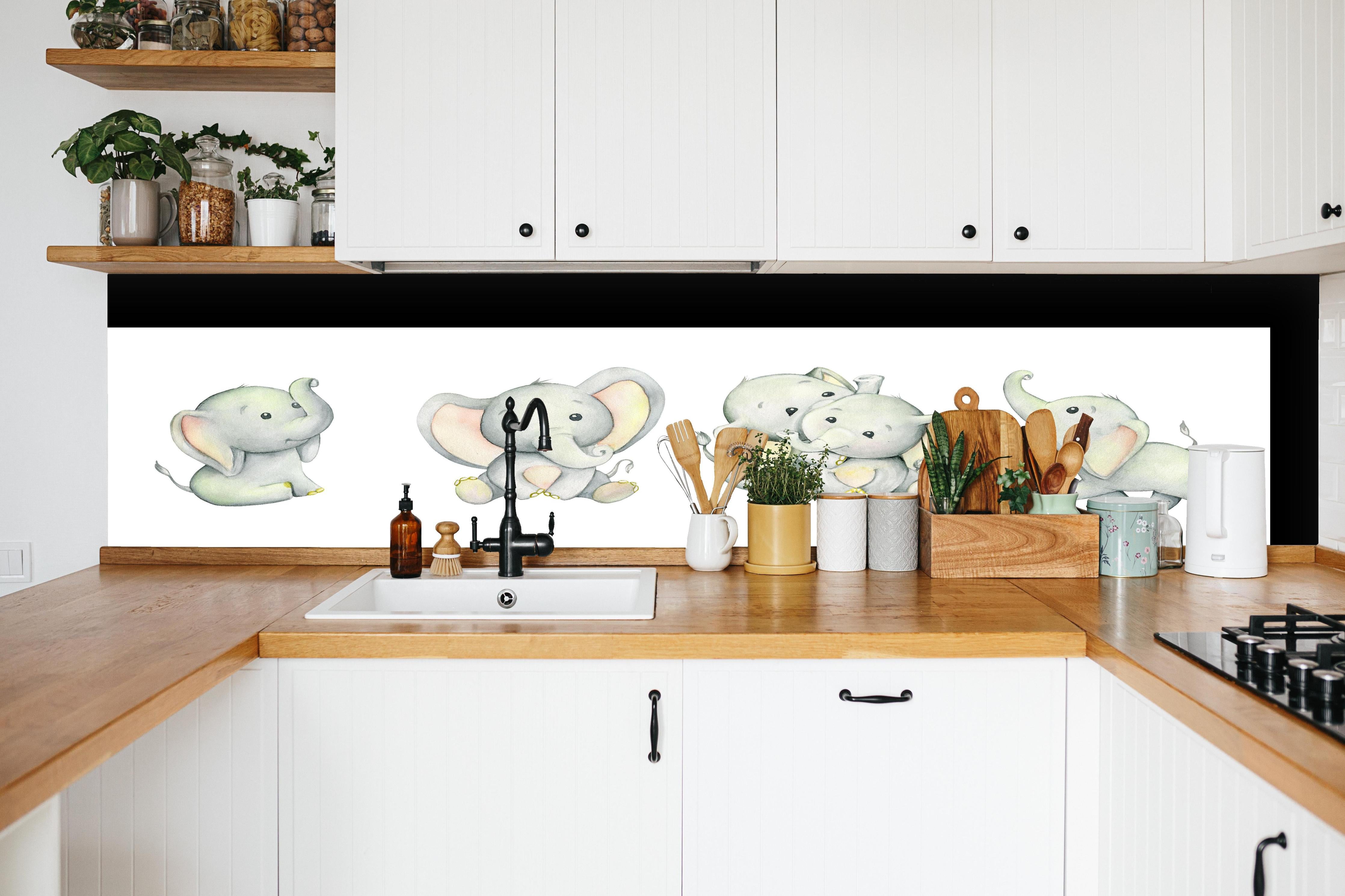 Küche - Niedliche Elefanten hinter weißen Hochglanz-Küchenregalen und schwarzem Wasserhahn