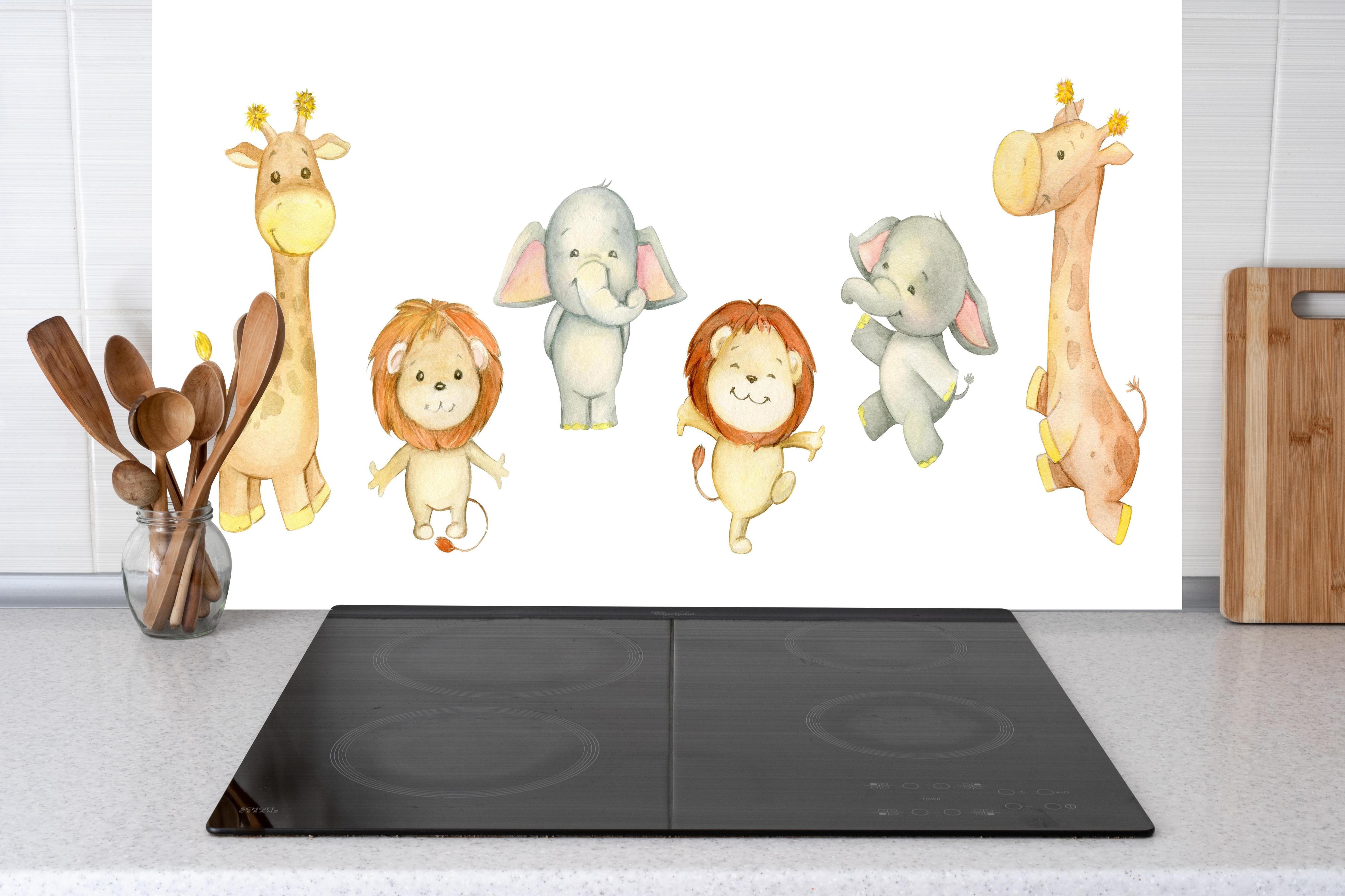 Küche - Niedliche Tiere hinter weißen Hochglanz-Küchenregalen und schwarzem Wasserhahn