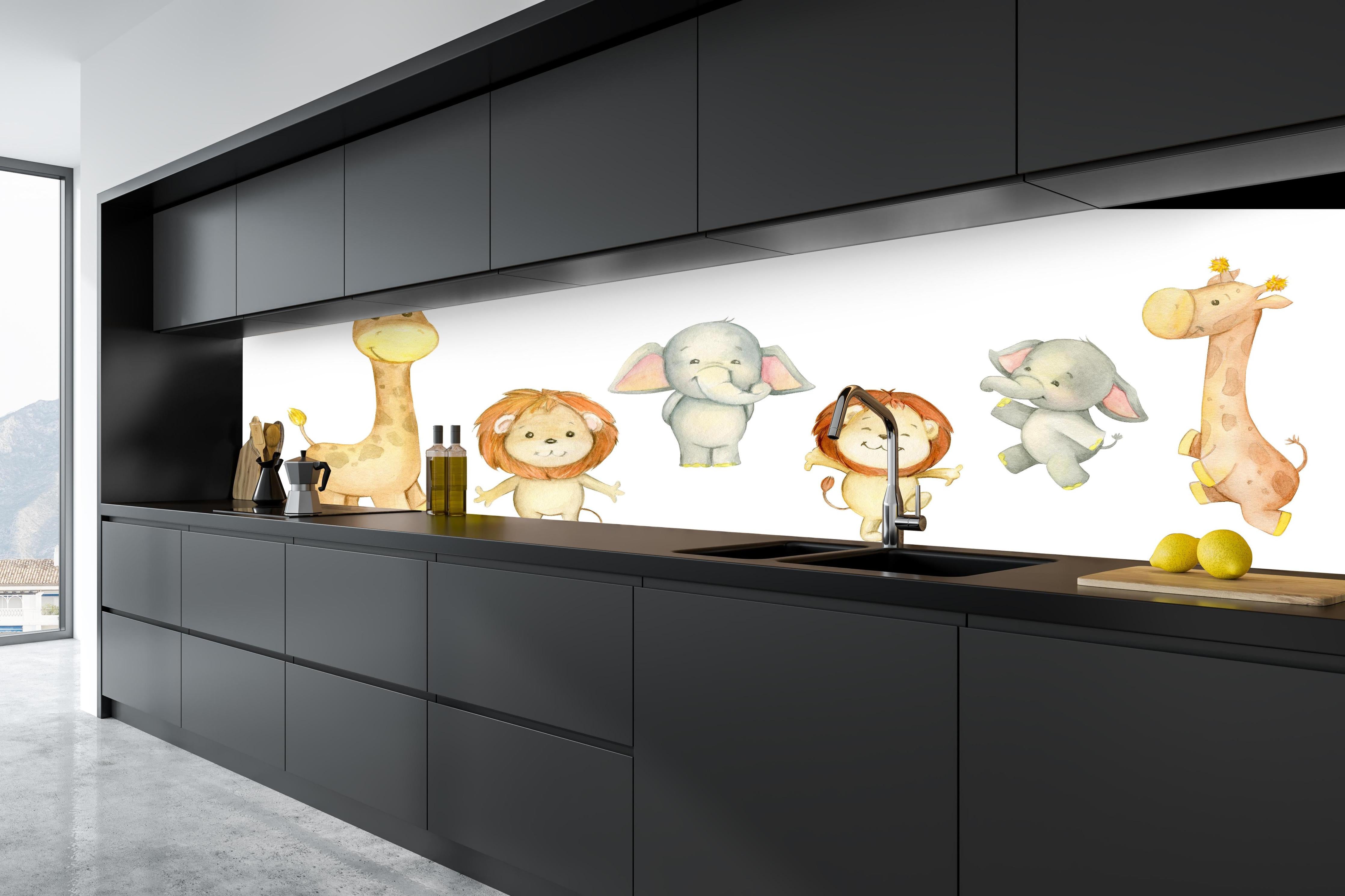 Küche - Niedliche Tiere hinter weißen Hochglanz-Küchenregalen und schwarzem Wasserhahn