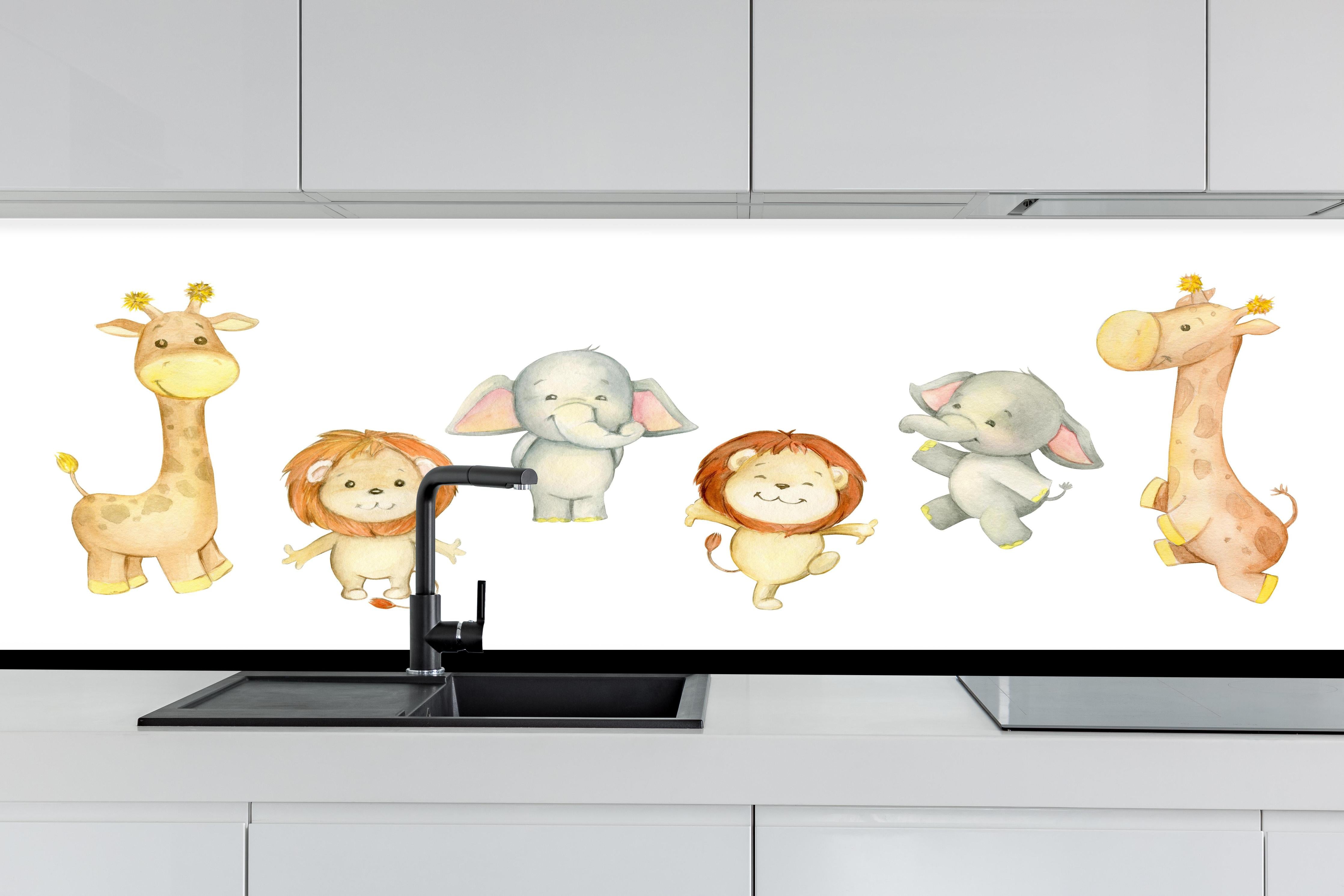 Küche - Niedliche Tiere hinter weißen Hochglanz-Küchenregalen und schwarzem Wasserhahn