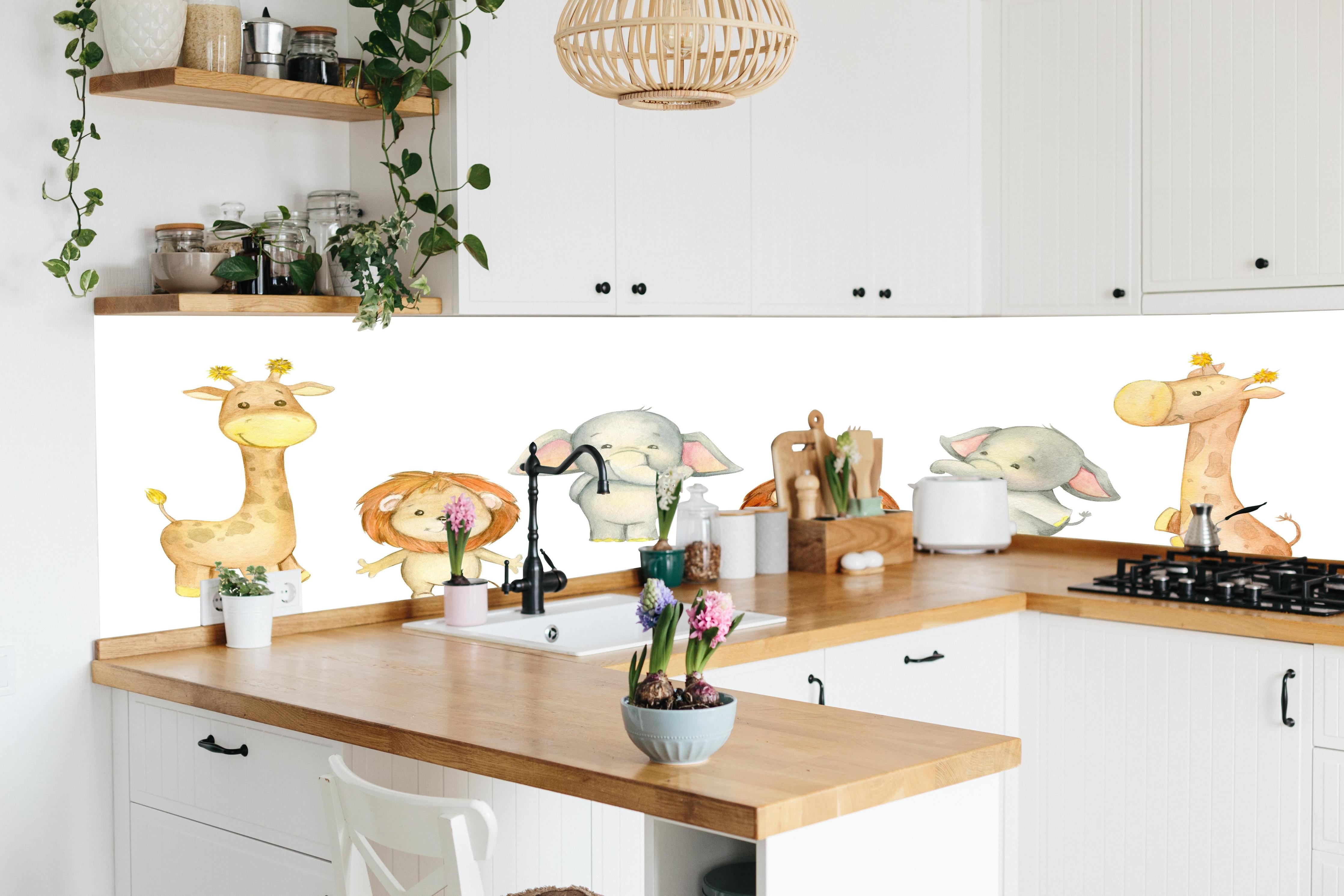 Küche - Niedliche Tiere hinter weißen Hochglanz-Küchenregalen und schwarzem Wasserhahn