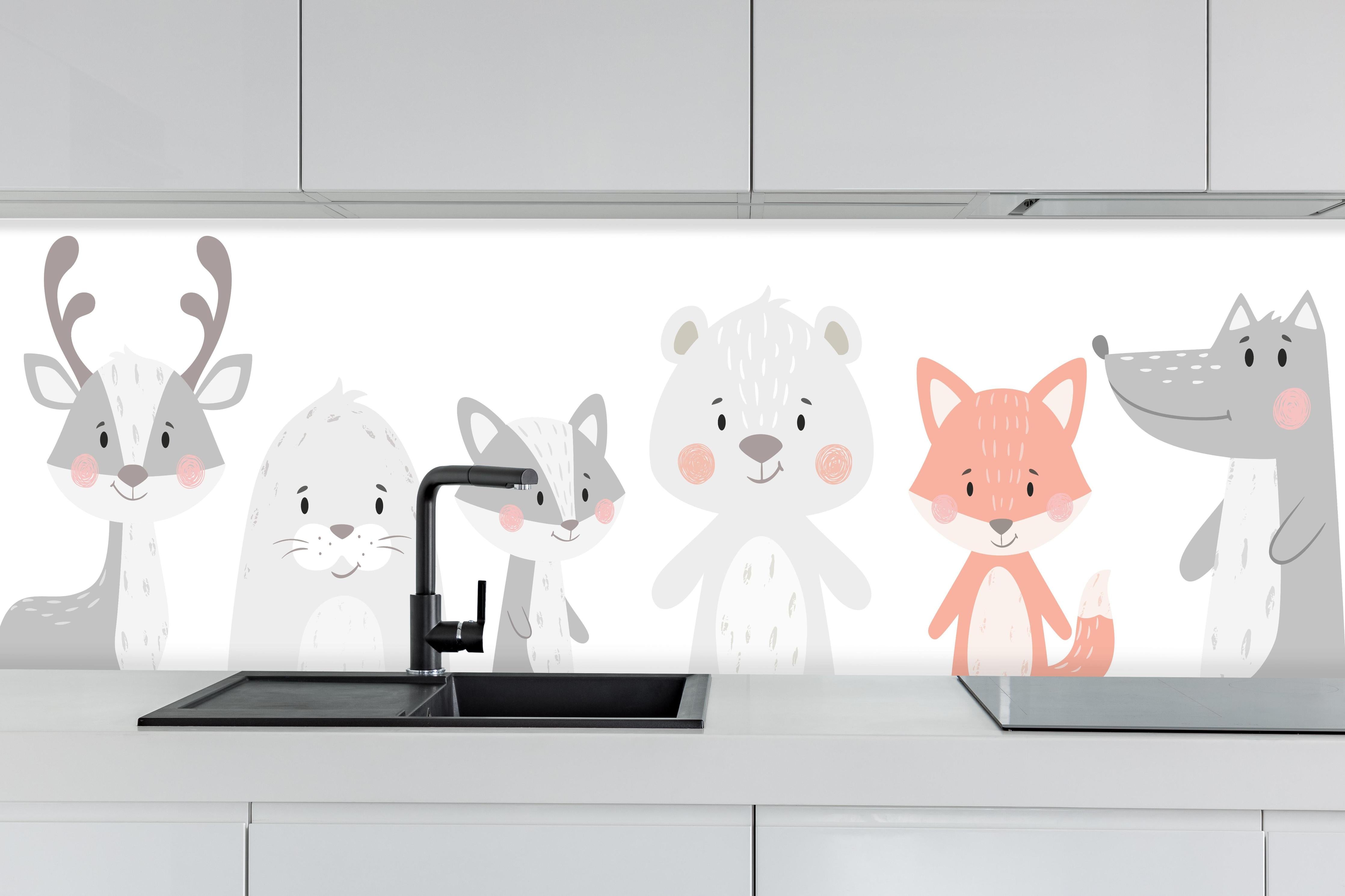 Küche - Niedliche Tierillustration in sanften Grautönen hinter weißen Hochglanz-Küchenregalen und schwarzem Wasserhahn