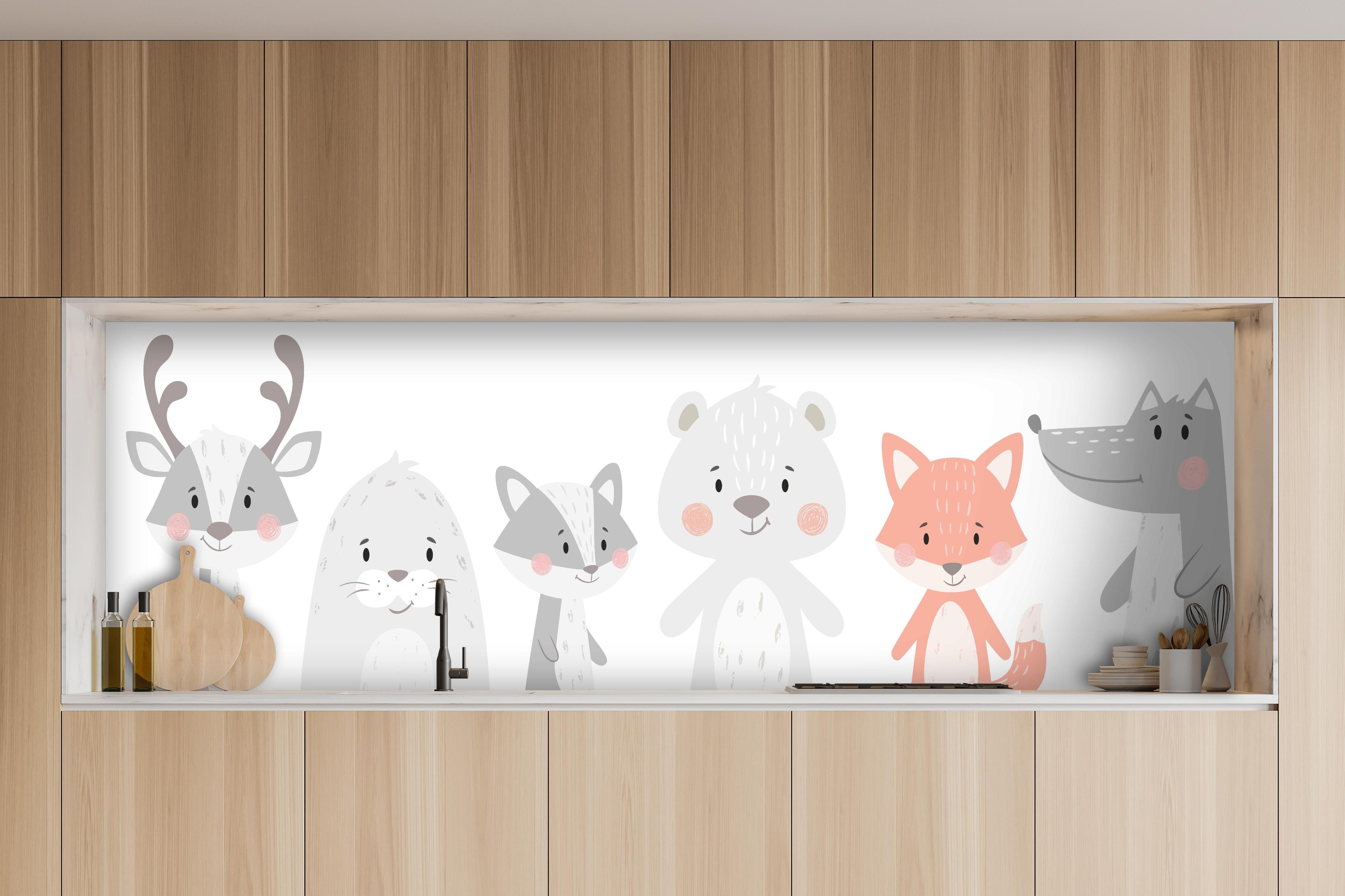 Küche - Niedliche Tierillustration in sanften Grautönen hinter weißen Hochglanz-Küchenregalen und schwarzem Wasserhahn