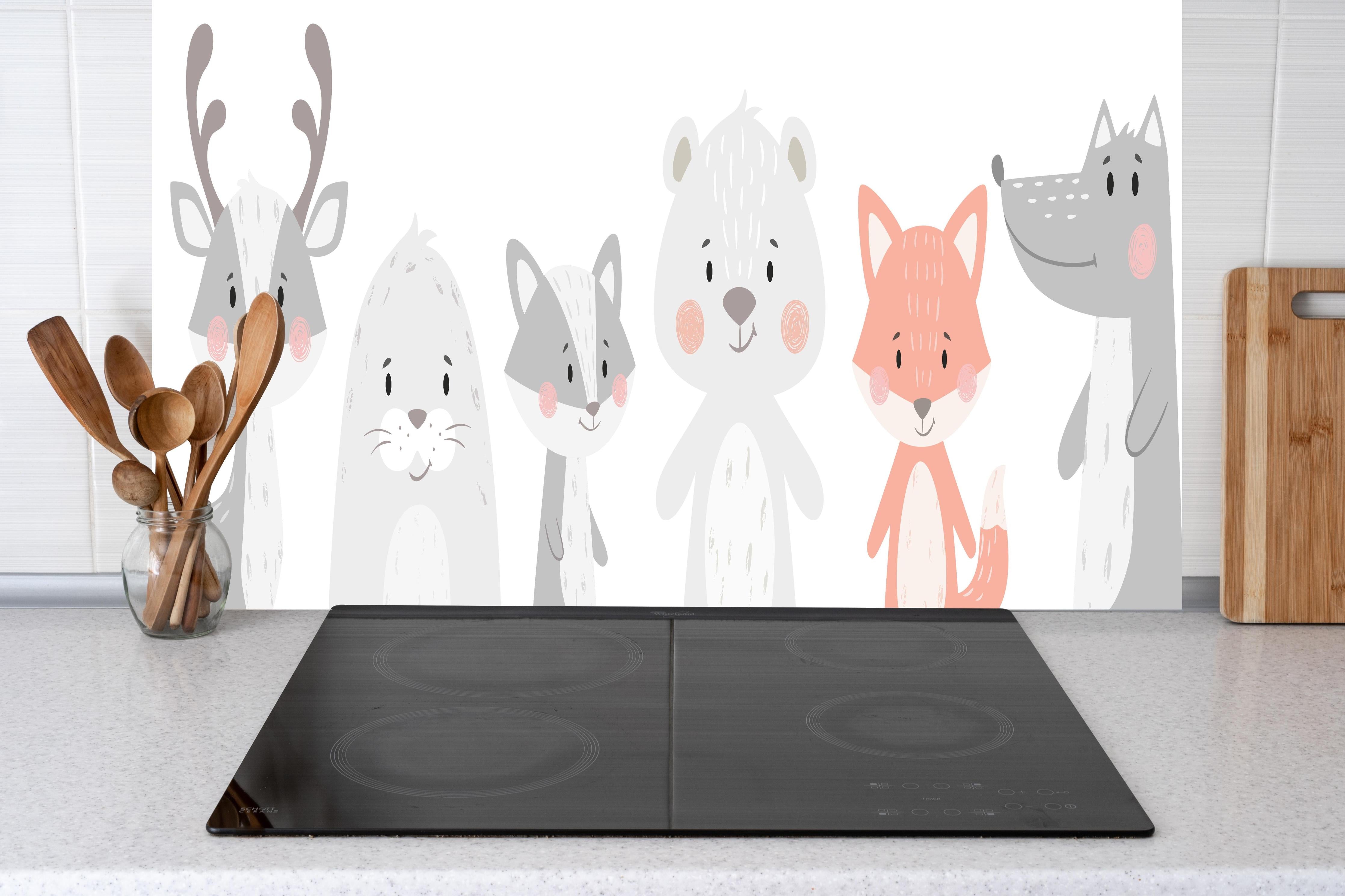 Küche - Niedliche Tierillustration in sanften Grautönen hinter weißen Hochglanz-Küchenregalen und schwarzem Wasserhahn