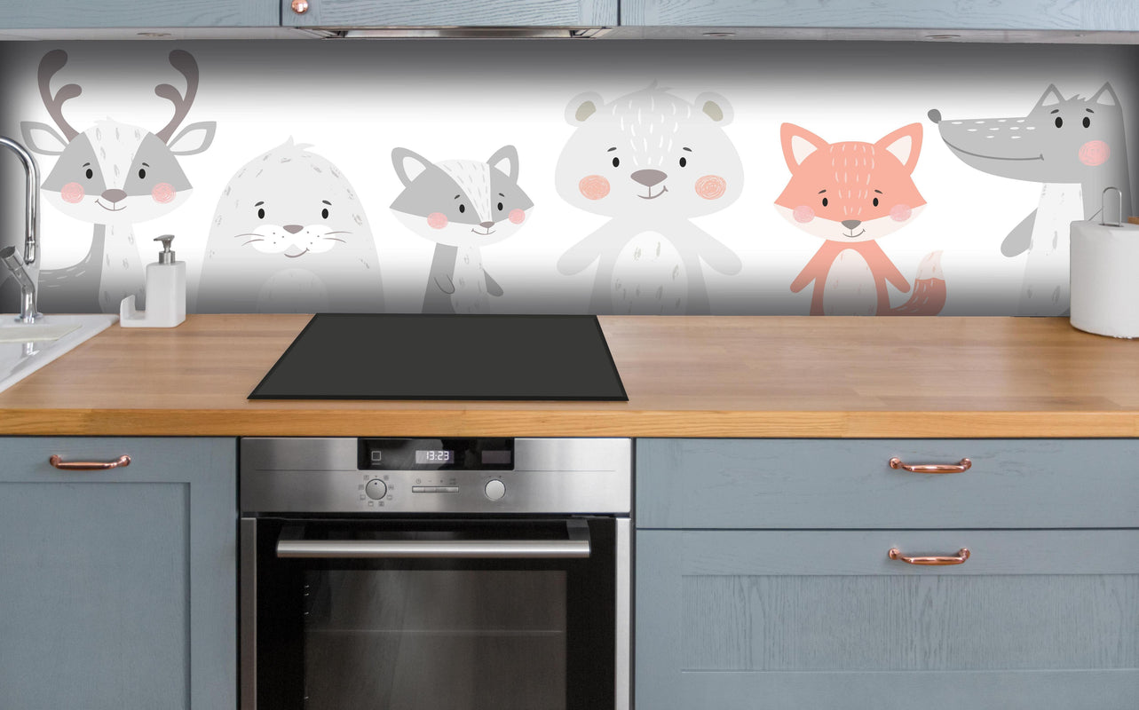 Küche - Niedliche Tierillustration in sanften Grautönen hinter weißen Hochglanz-Küchenregalen und schwarzem Wasserhahn