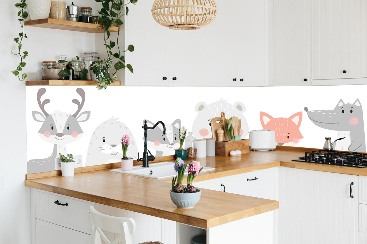 Küche - Niedliche Tierillustration in sanften Grautönen hinter weißen Hochglanz-Küchenregalen und schwarzem Wasserhahn