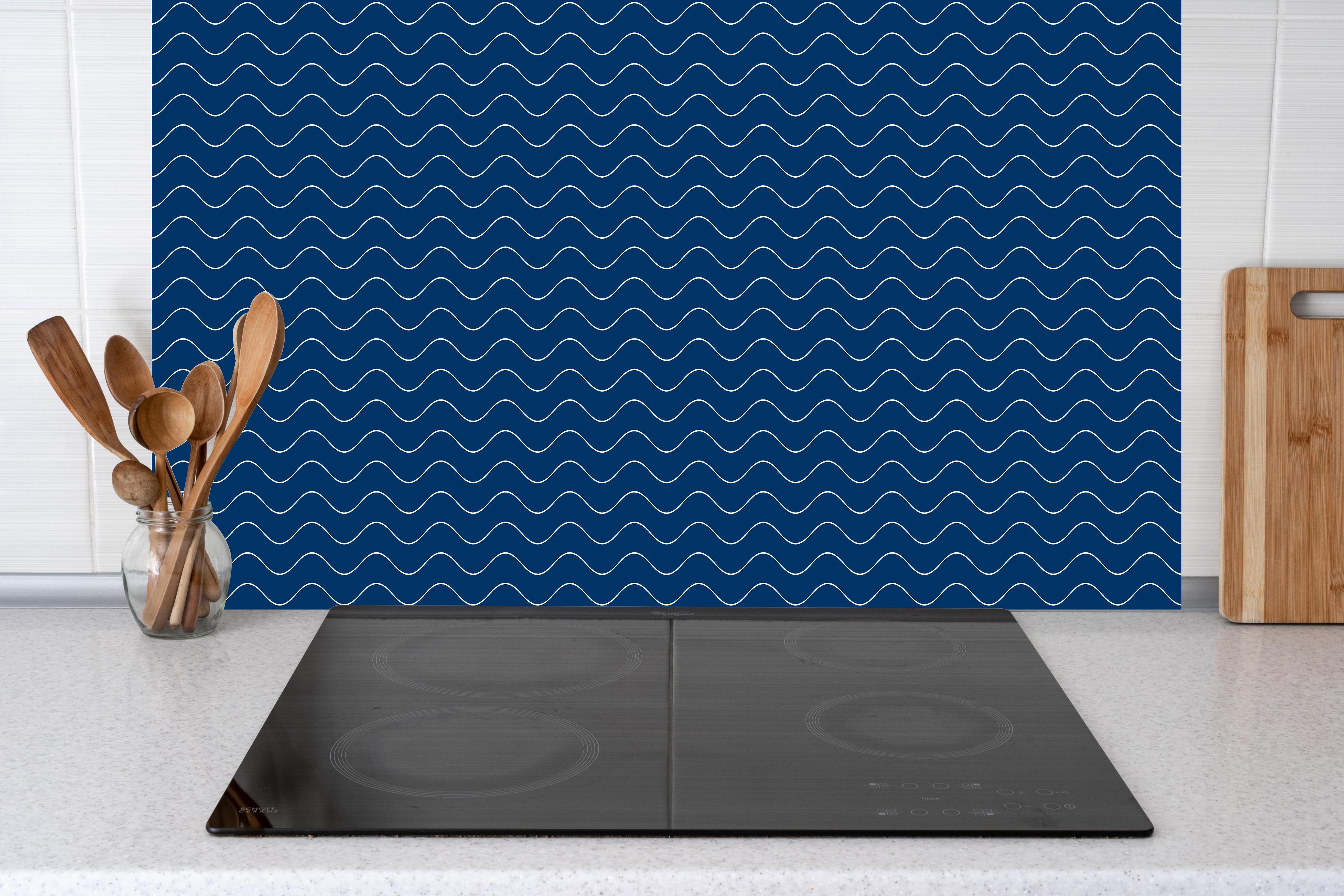 Küche - Onde Abisso Blu notte hinter weißen Hochglanz-Küchenregalen und schwarzem Wasserhahn