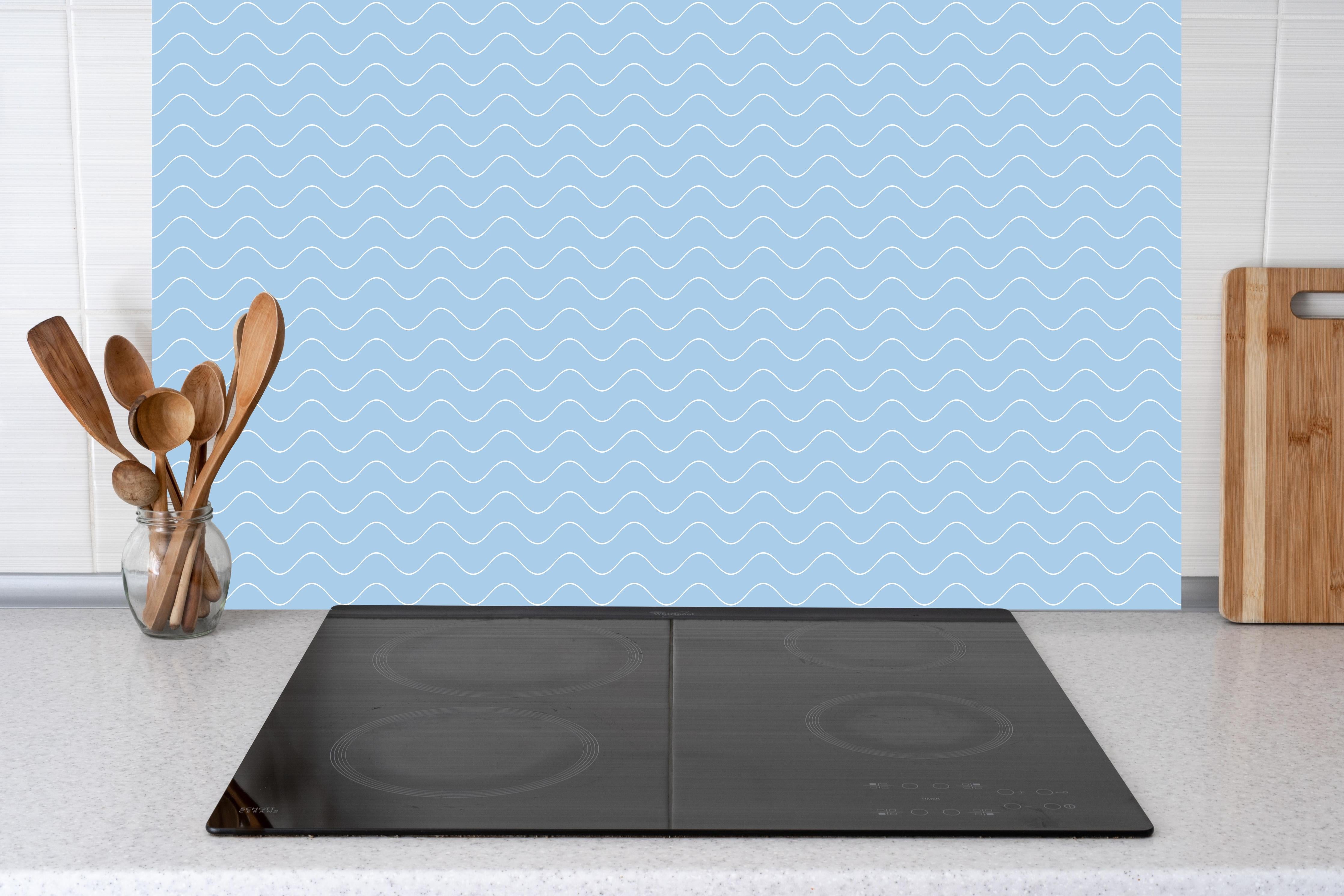 Küche - Onde Abisso Cielo hinter weißen Hochglanz-Küchenregalen und schwarzem Wasserhahn