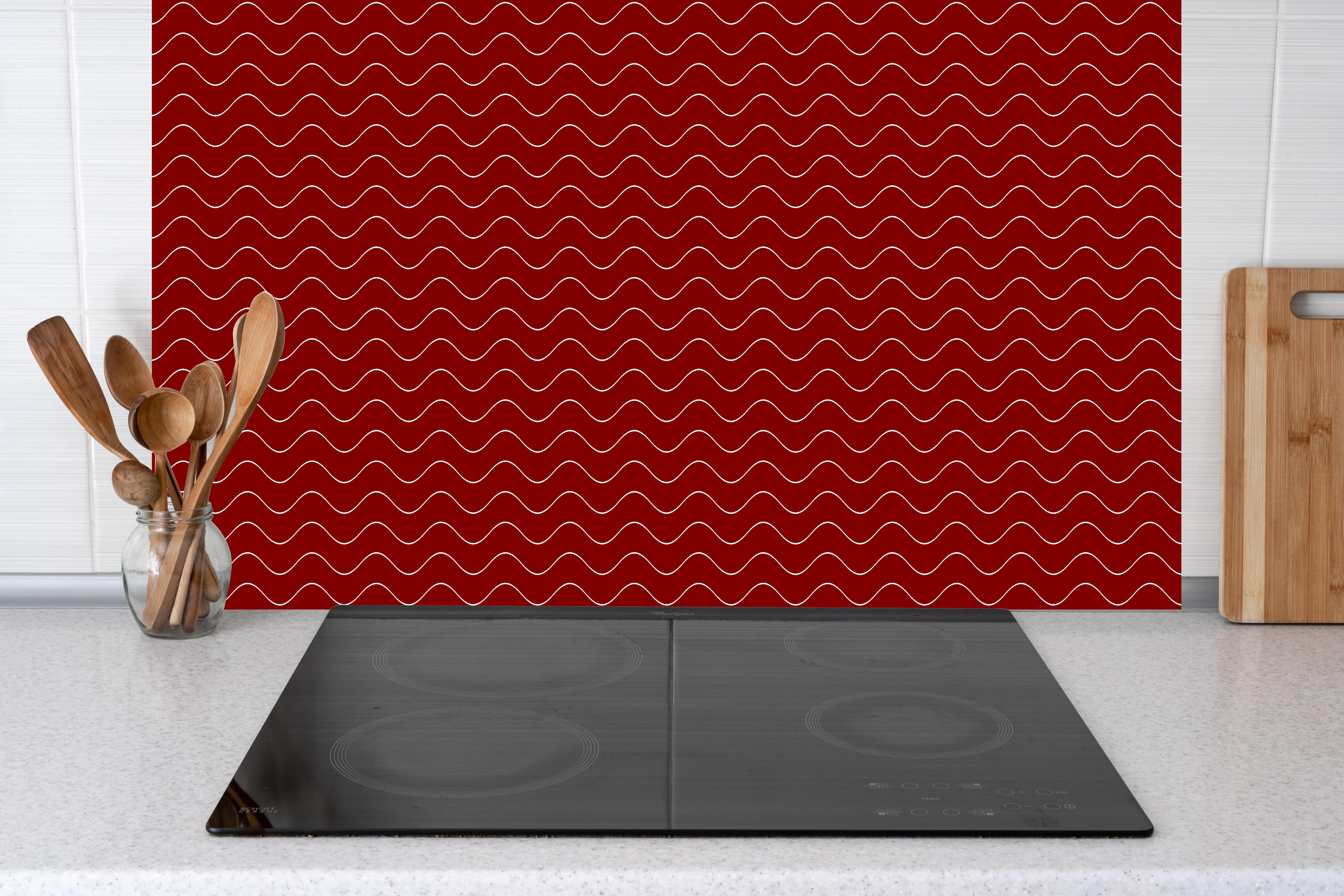 Küche - Onde Abisso Granata hinter weißen Hochglanz-Küchenregalen und schwarzem Wasserhahn