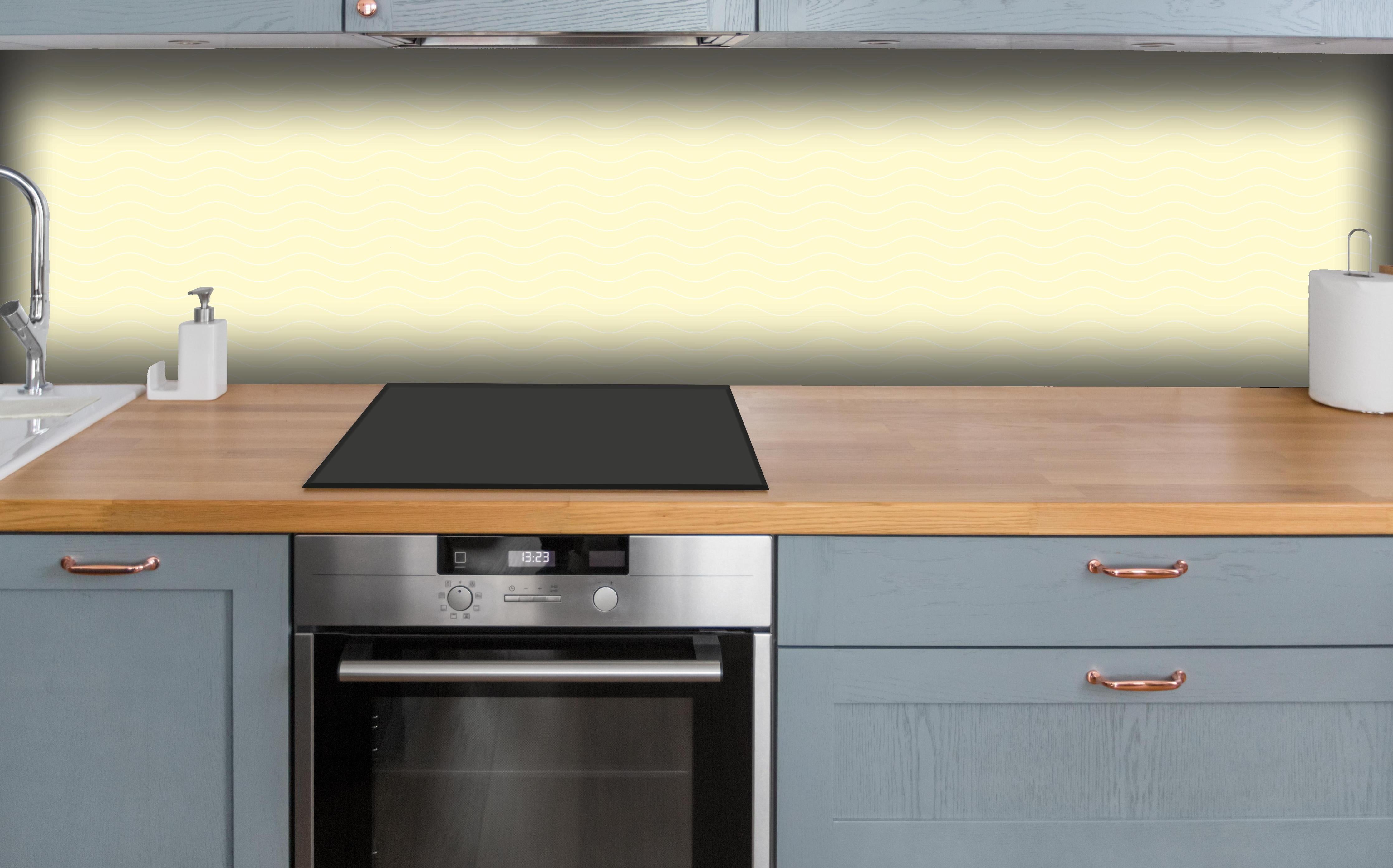 Küche - Onde Abisso Limone crema hinter weißen Hochglanz-Küchenregalen und schwarzem Wasserhahn