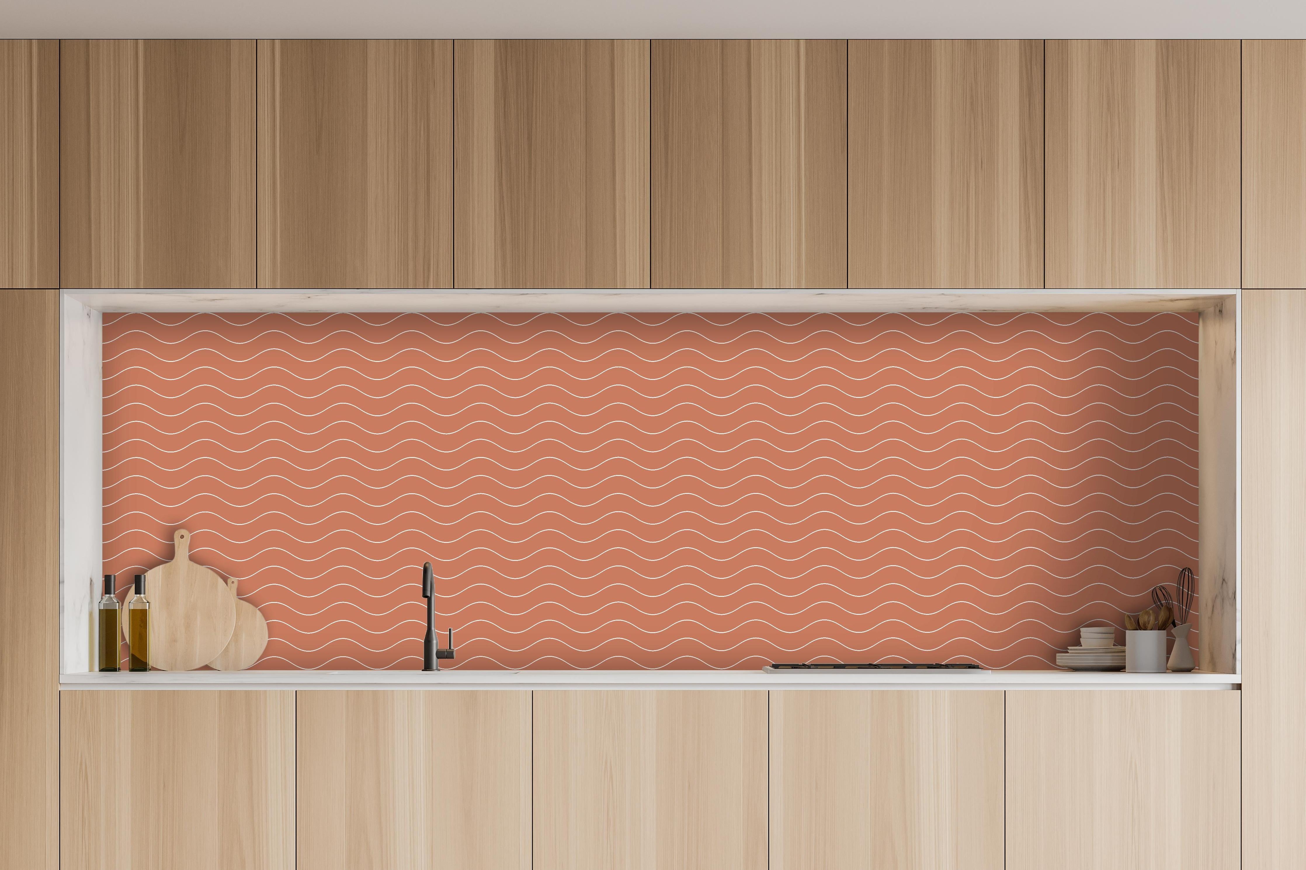 Küche - Onde Abisso Terracotta hinter weißen Hochglanz-Küchenregalen und schwarzem Wasserhahn