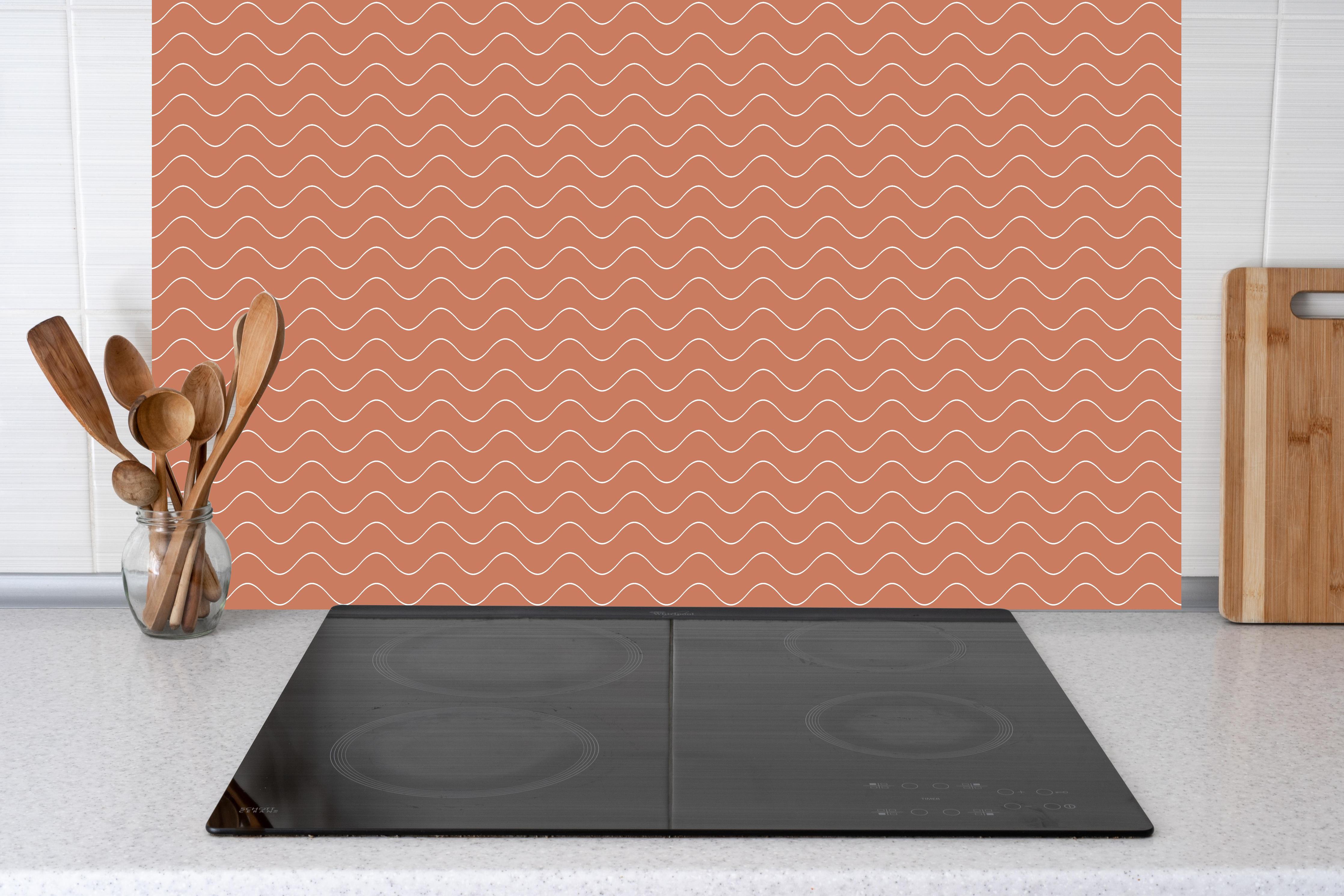 Küche - Onde Abisso Terracotta hinter weißen Hochglanz-Küchenregalen und schwarzem Wasserhahn