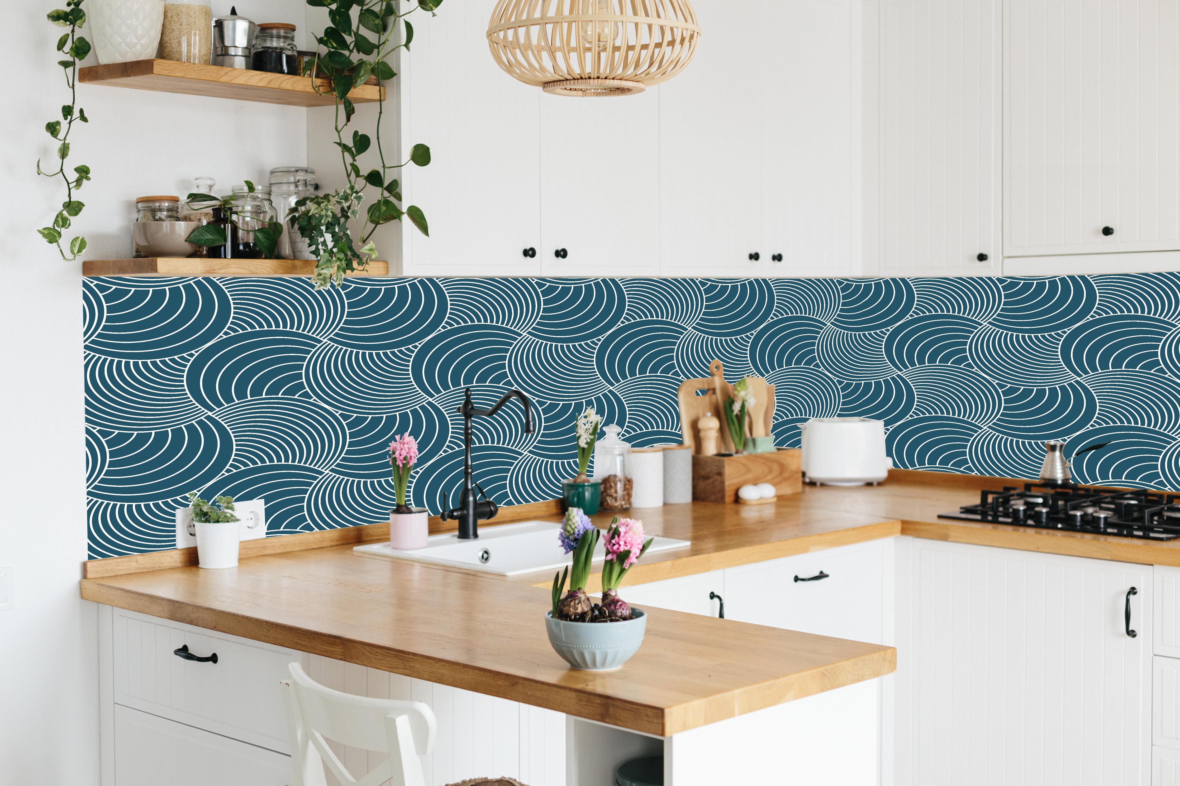 Küche - Onde Imaginario Blu Petrolio hinter weißen Hochglanz-Küchenregalen und schwarzem Wasserhahn