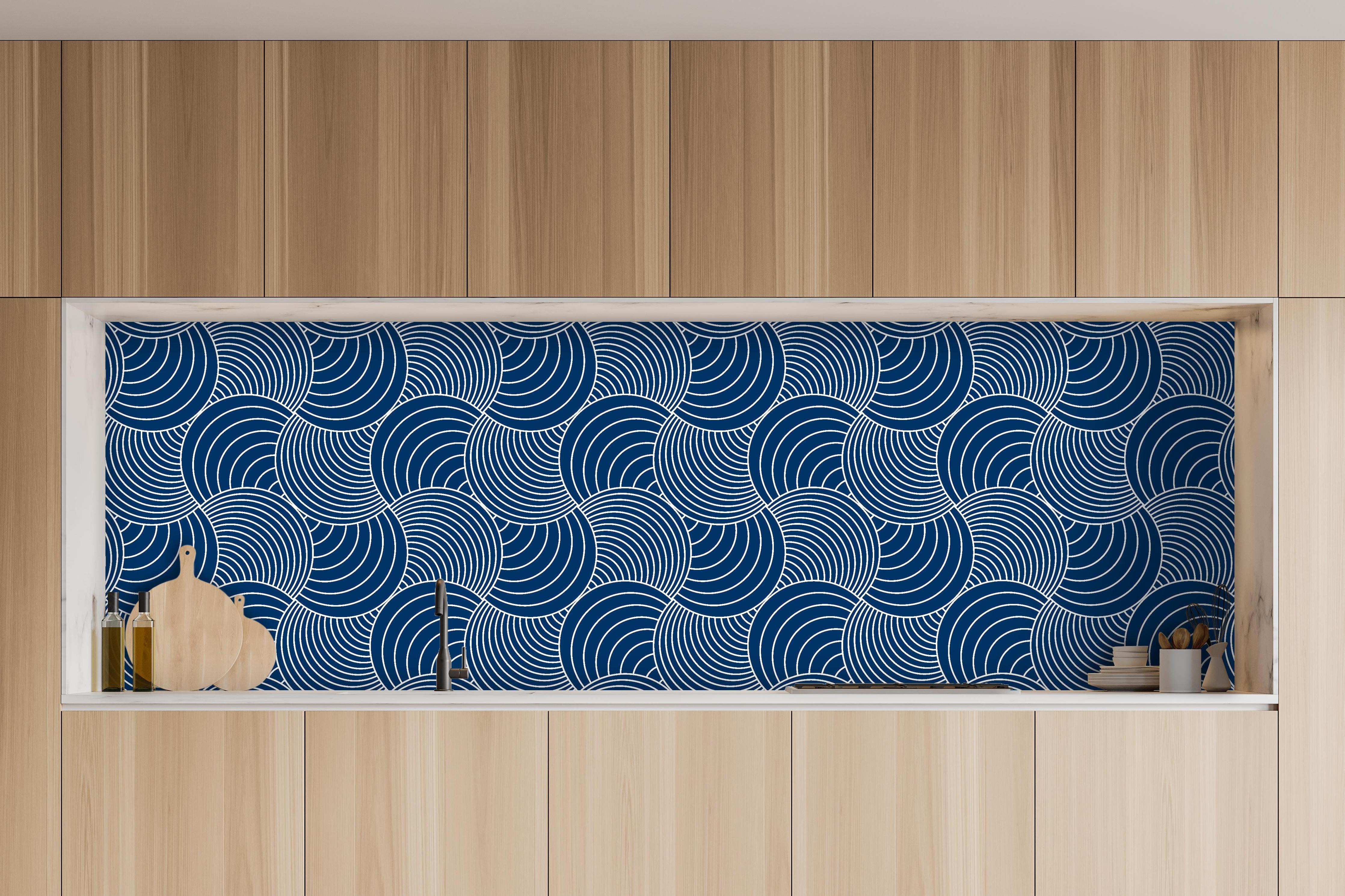 Küche - Onde Imaginario Blu notte hinter weißen Hochglanz-Küchenregalen und schwarzem Wasserhahn