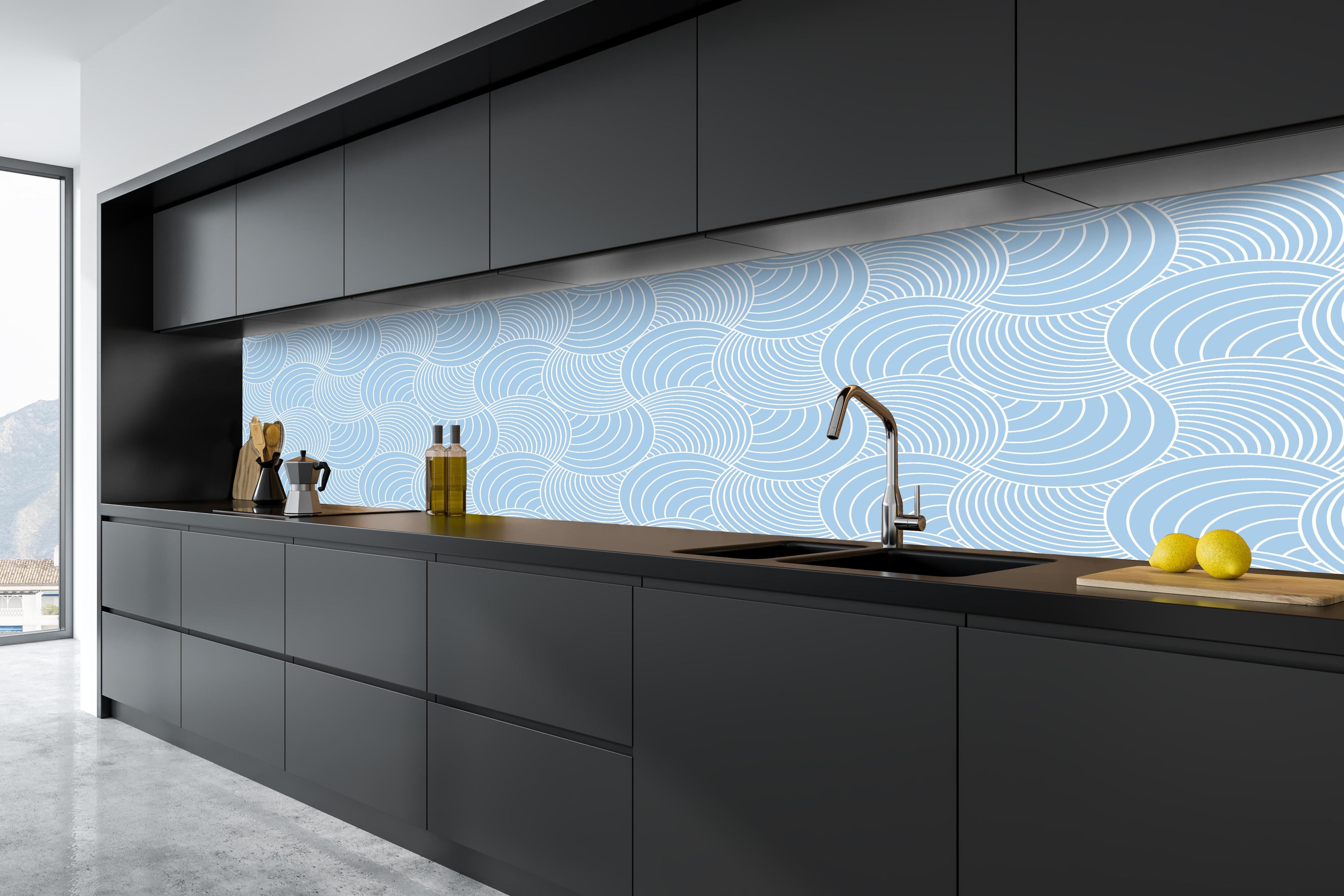 Küche - Onde Imaginario Cielo hinter weißen Hochglanz-Küchenregalen und schwarzem Wasserhahn