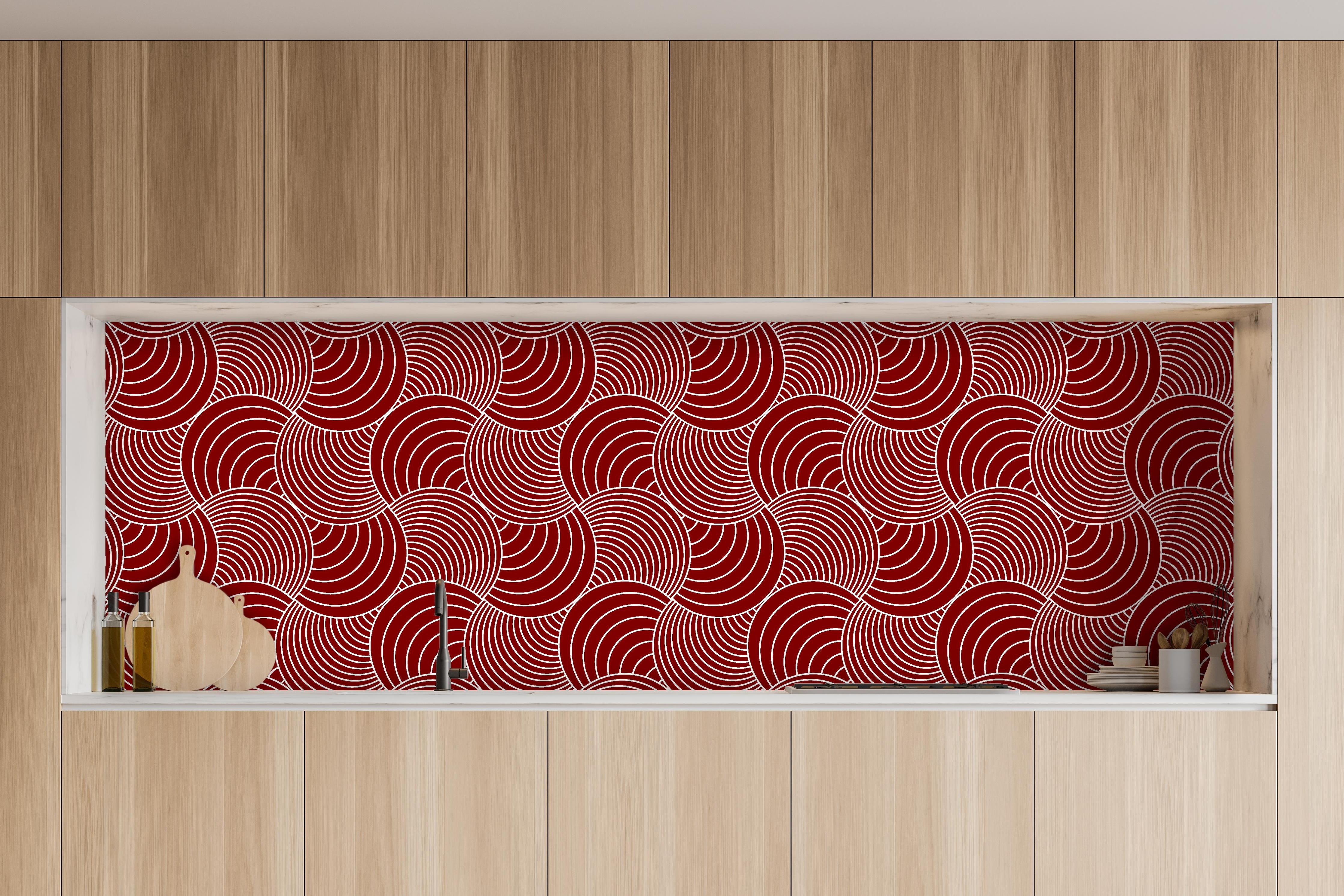 Küche - Onde Imaginario Granata hinter weißen Hochglanz-Küchenregalen und schwarzem Wasserhahn