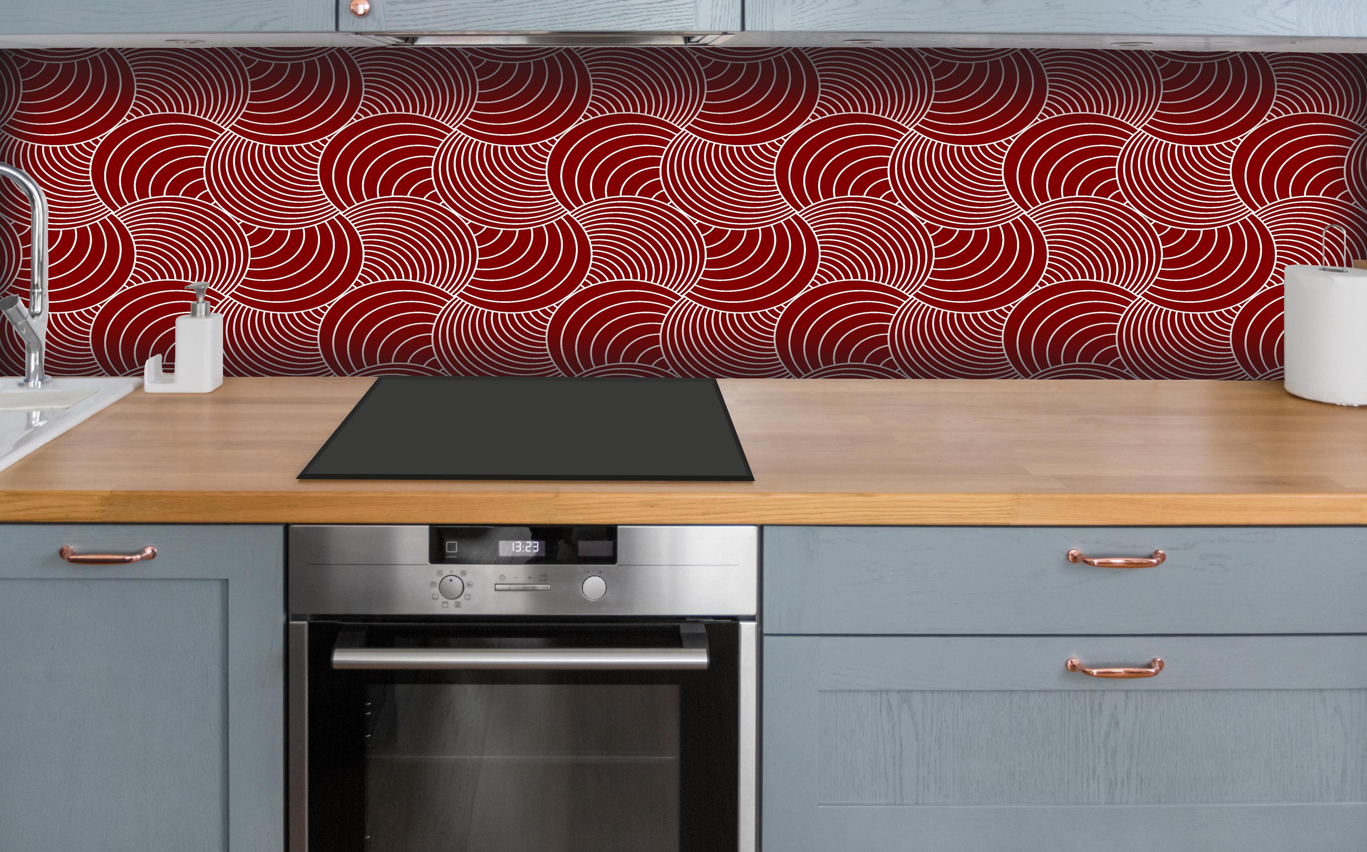 Küche - Onde Imaginario Granata hinter weißen Hochglanz-Küchenregalen und schwarzem Wasserhahn