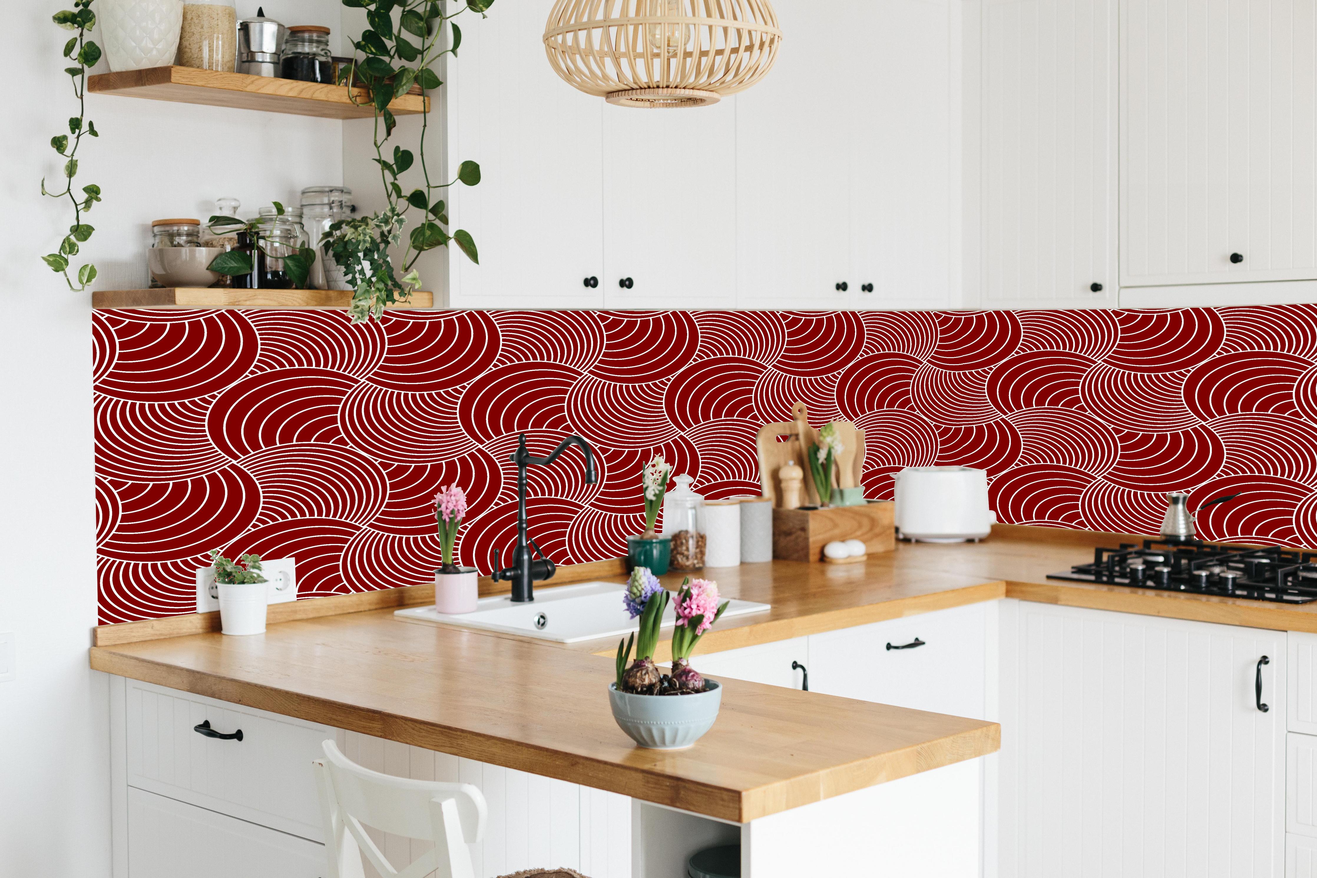 Küche - Onde Imaginario Granata hinter weißen Hochglanz-Küchenregalen und schwarzem Wasserhahn