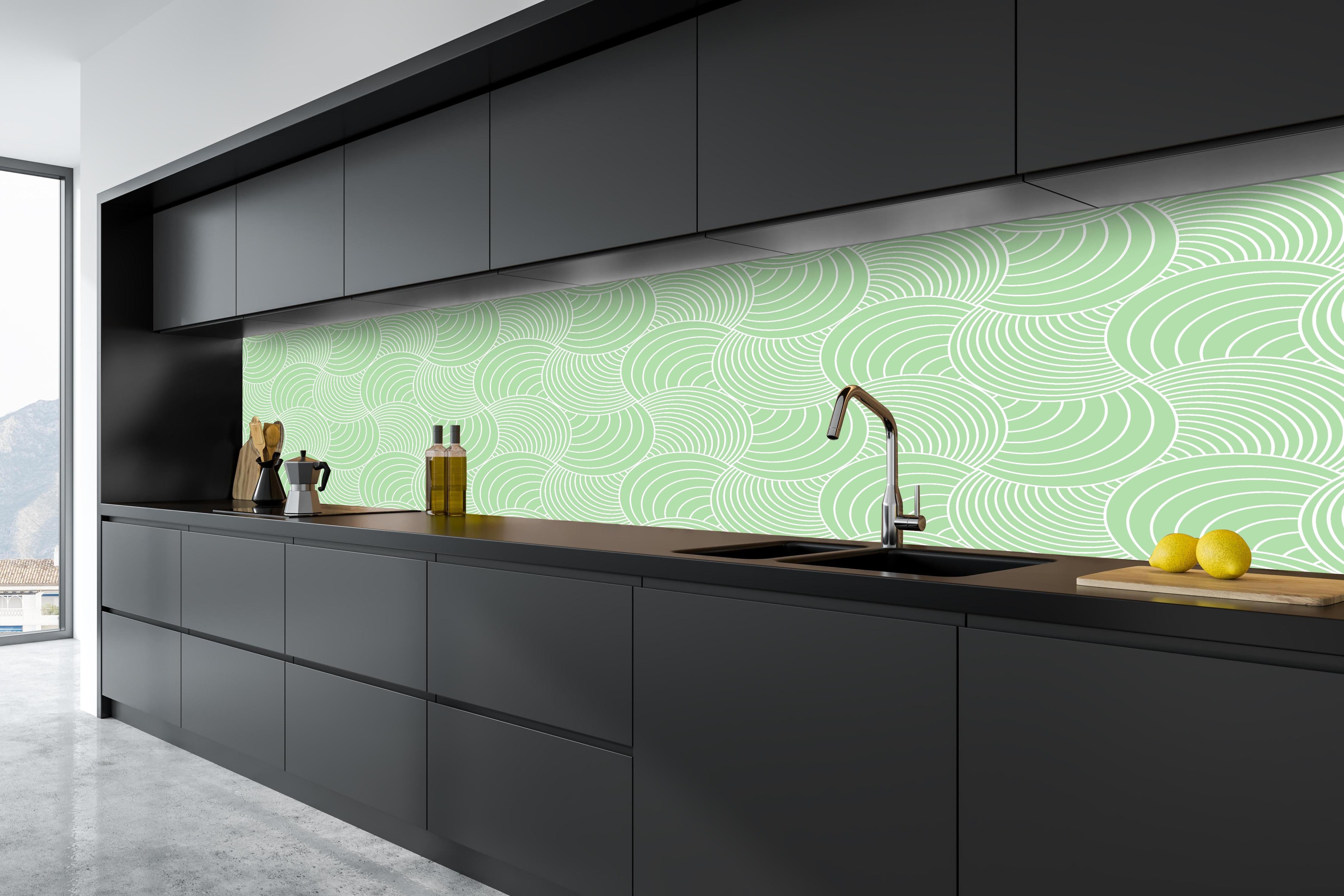 Küche - Onde Imaginario Muschio hinter weißen Hochglanz-Küchenregalen und schwarzem Wasserhahn