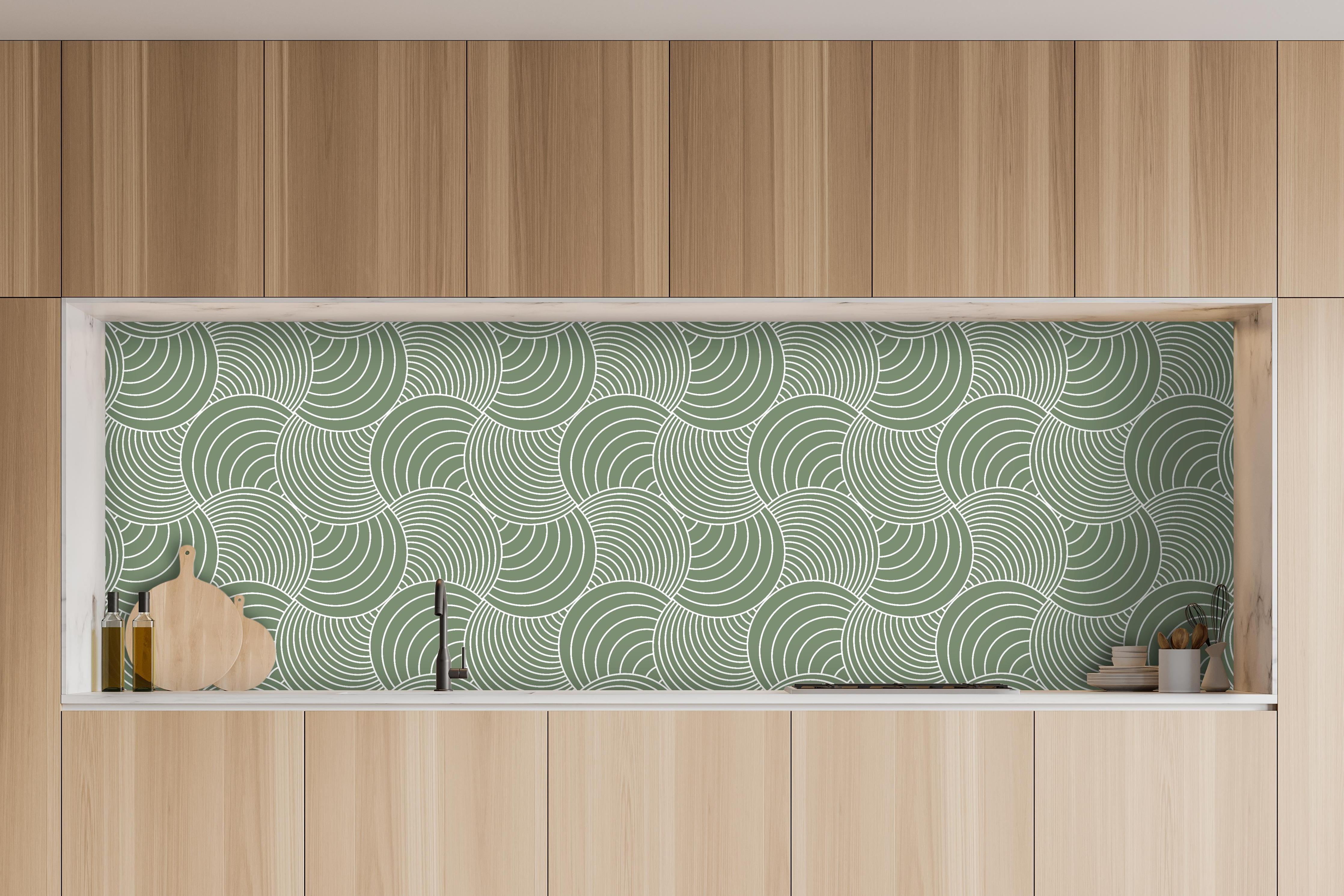 Küche - Onde Imaginario Oliva hinter weißen Hochglanz-Küchenregalen und schwarzem Wasserhahn