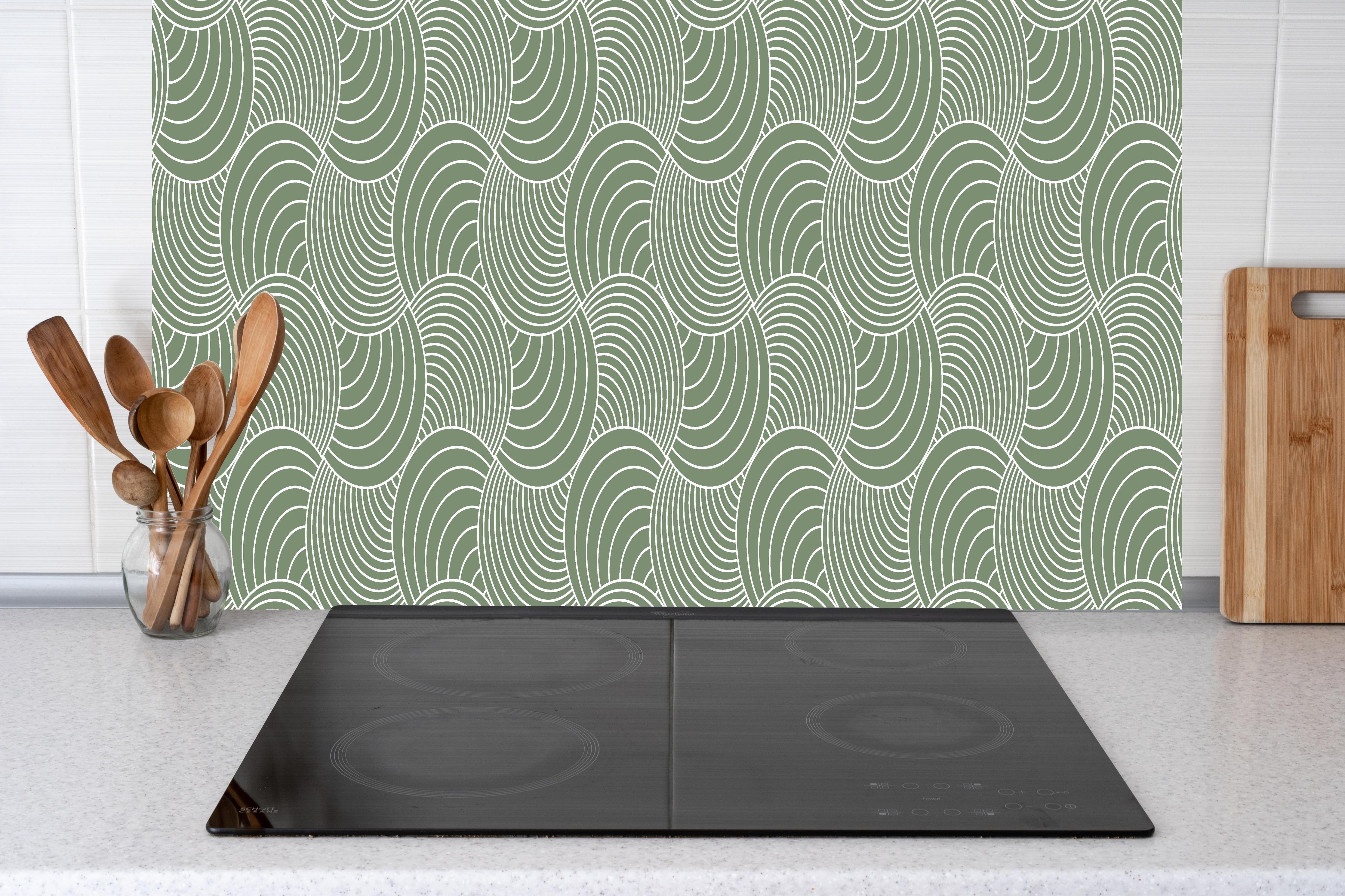 Küche - Onde Imaginario Oliva hinter weißen Hochglanz-Küchenregalen und schwarzem Wasserhahn