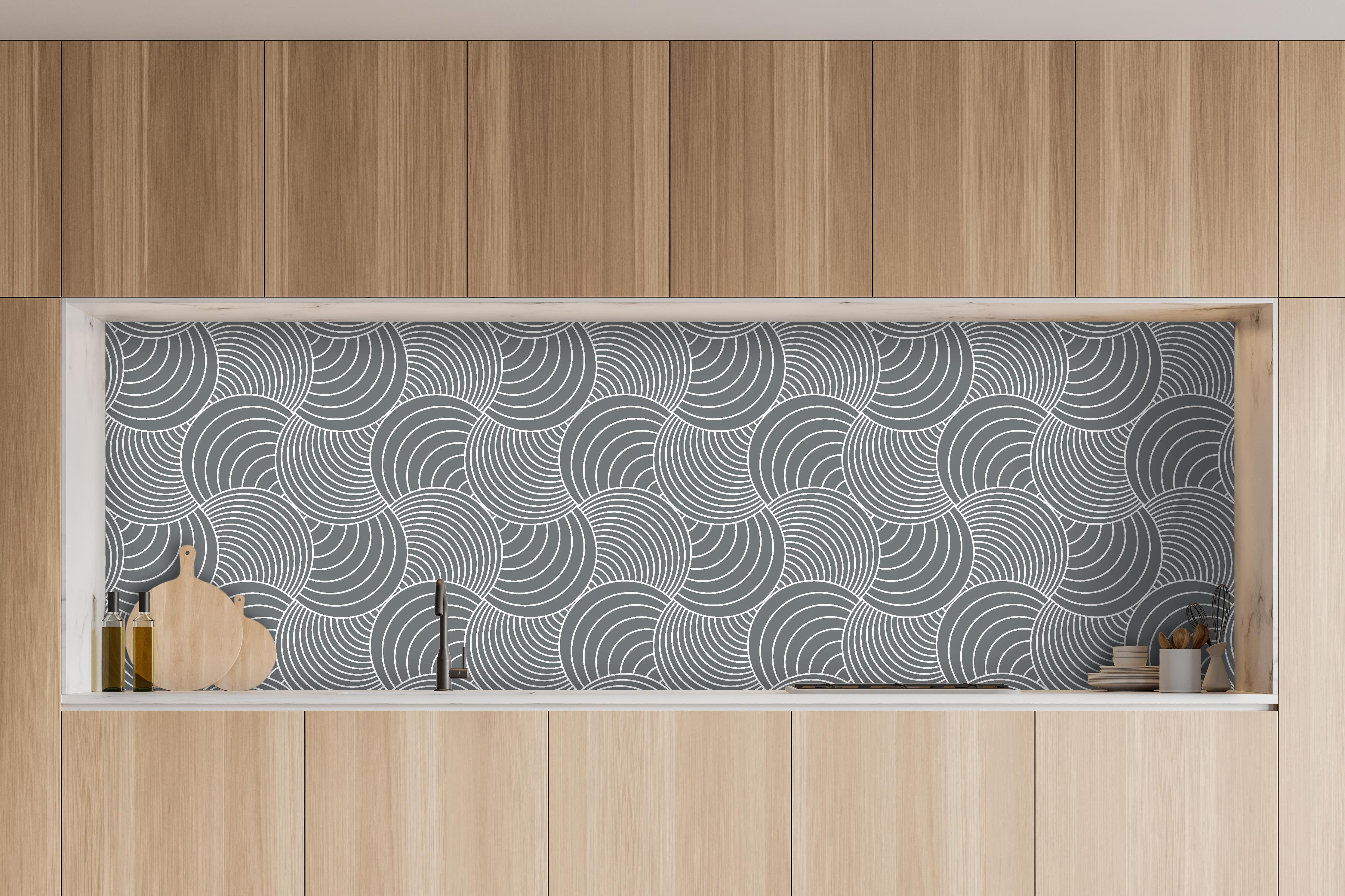 Küche - Onde Imaginario Piombo hinter weißen Hochglanz-Küchenregalen und schwarzem Wasserhahn