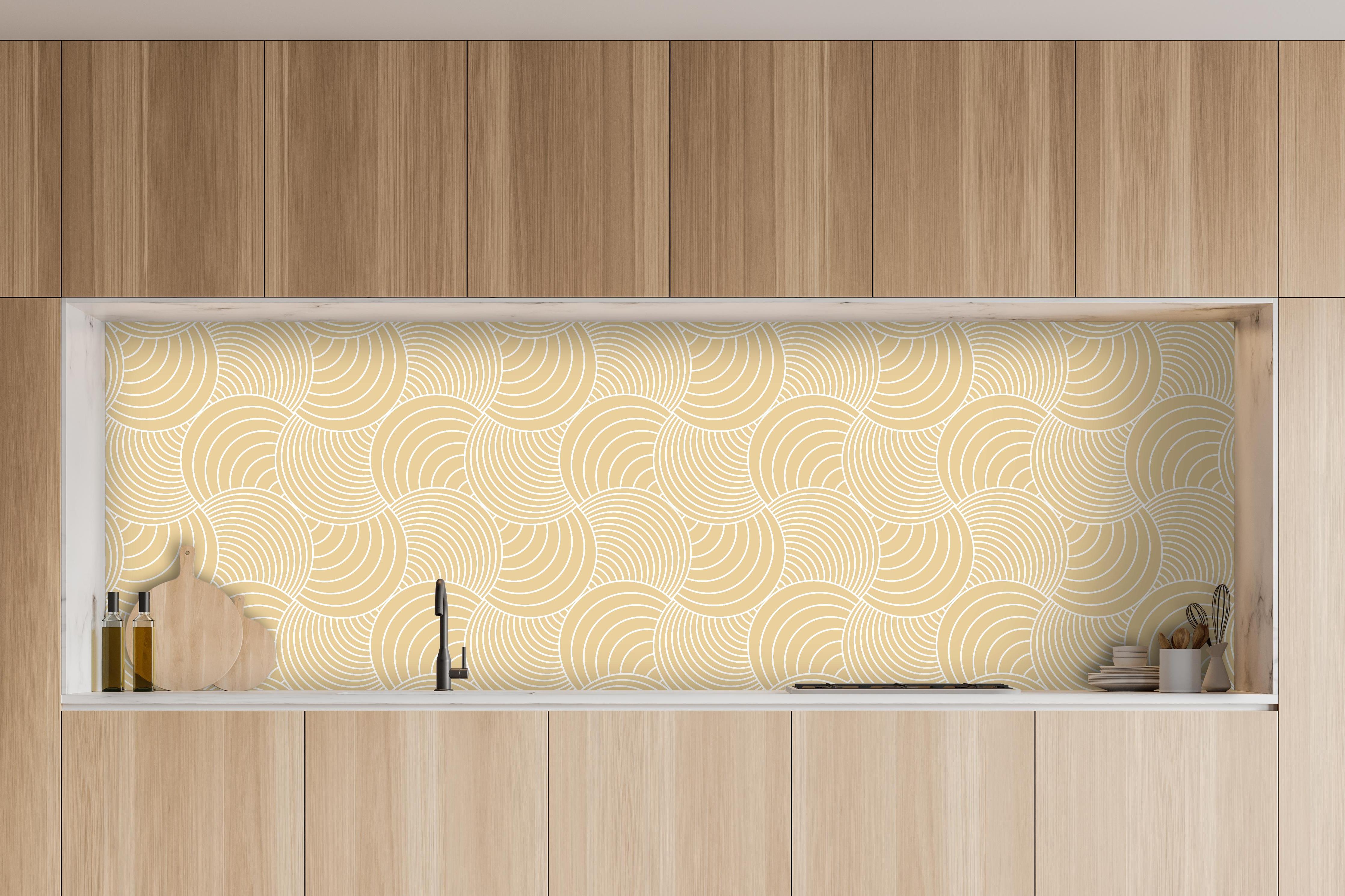 Küche - Onde Imaginario Sabbia hinter weißen Hochglanz-Küchenregalen und schwarzem Wasserhahn