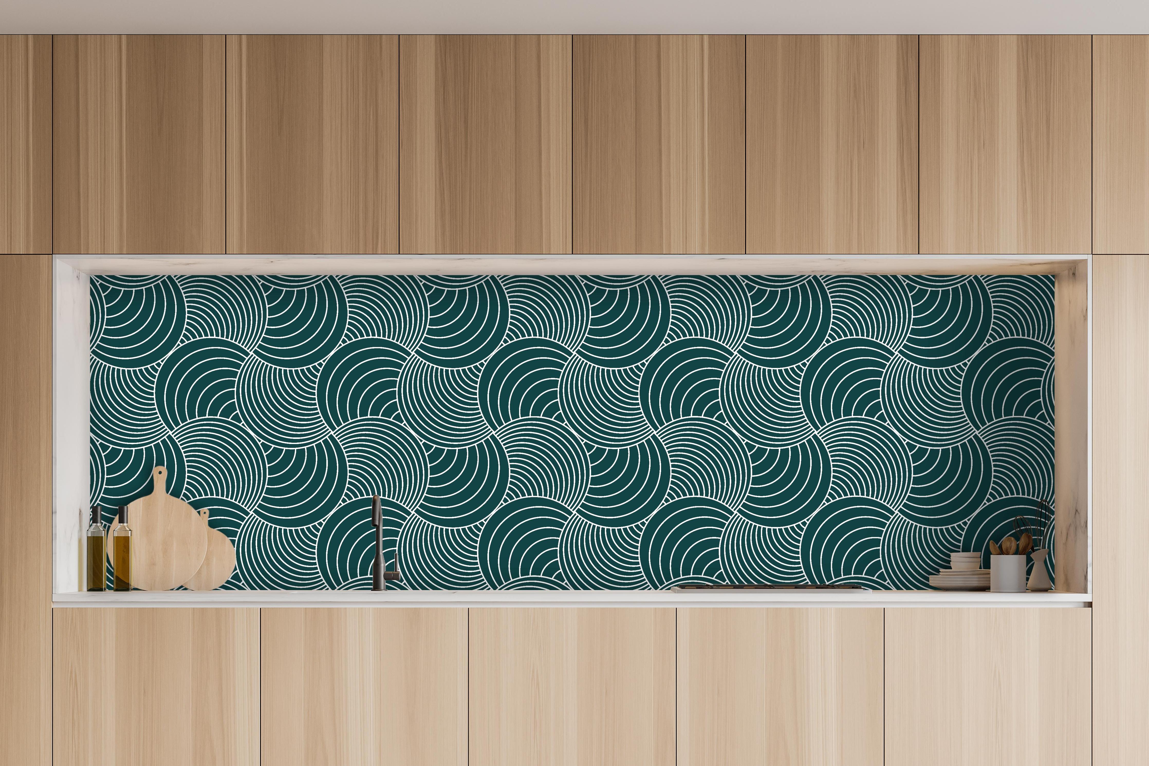 Küche - Onde Imaginario Verde petrolio hinter weißen Hochglanz-Küchenregalen und schwarzem Wasserhahn