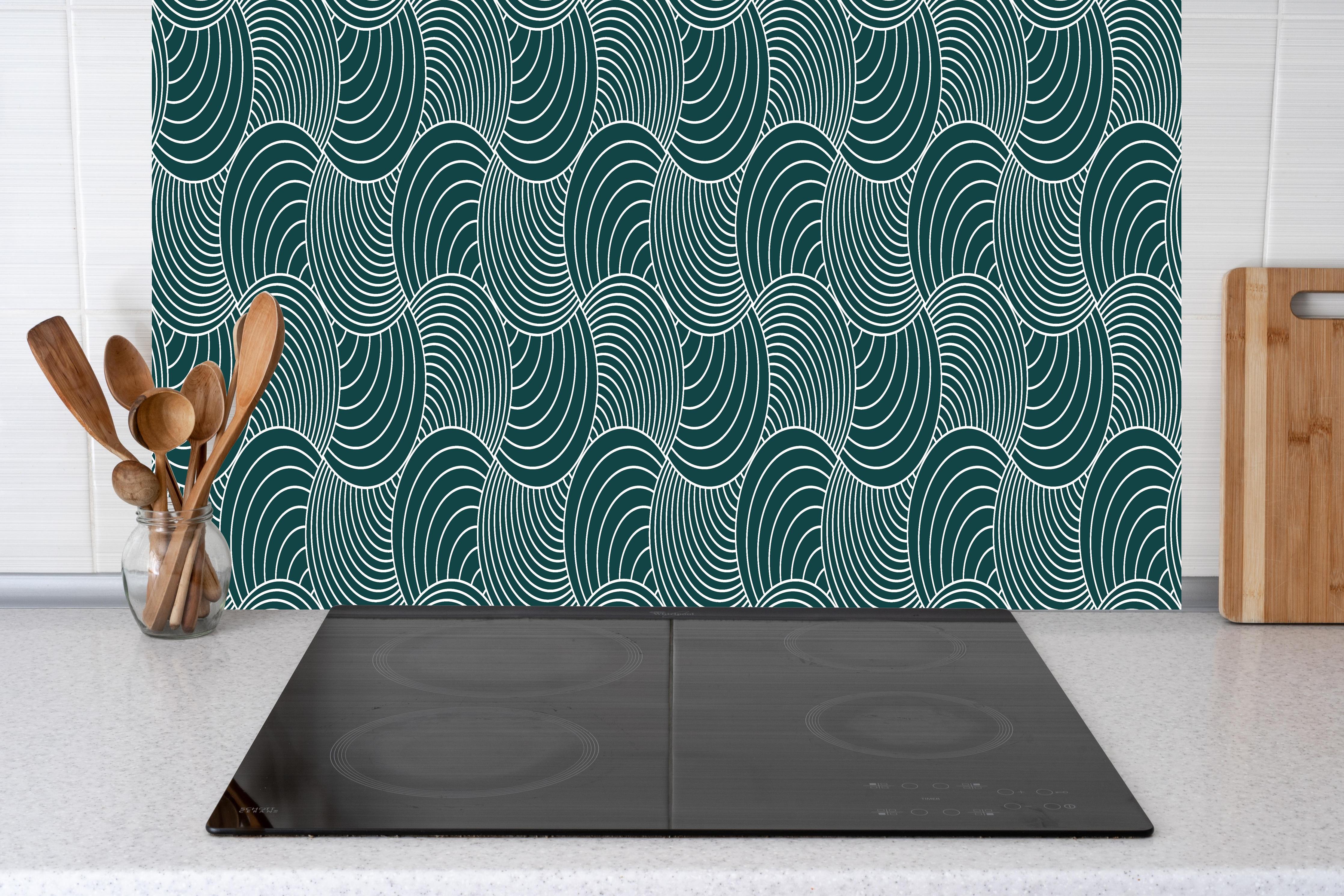 Küche - Onde Imaginario Verde petrolio hinter weißen Hochglanz-Küchenregalen und schwarzem Wasserhahn