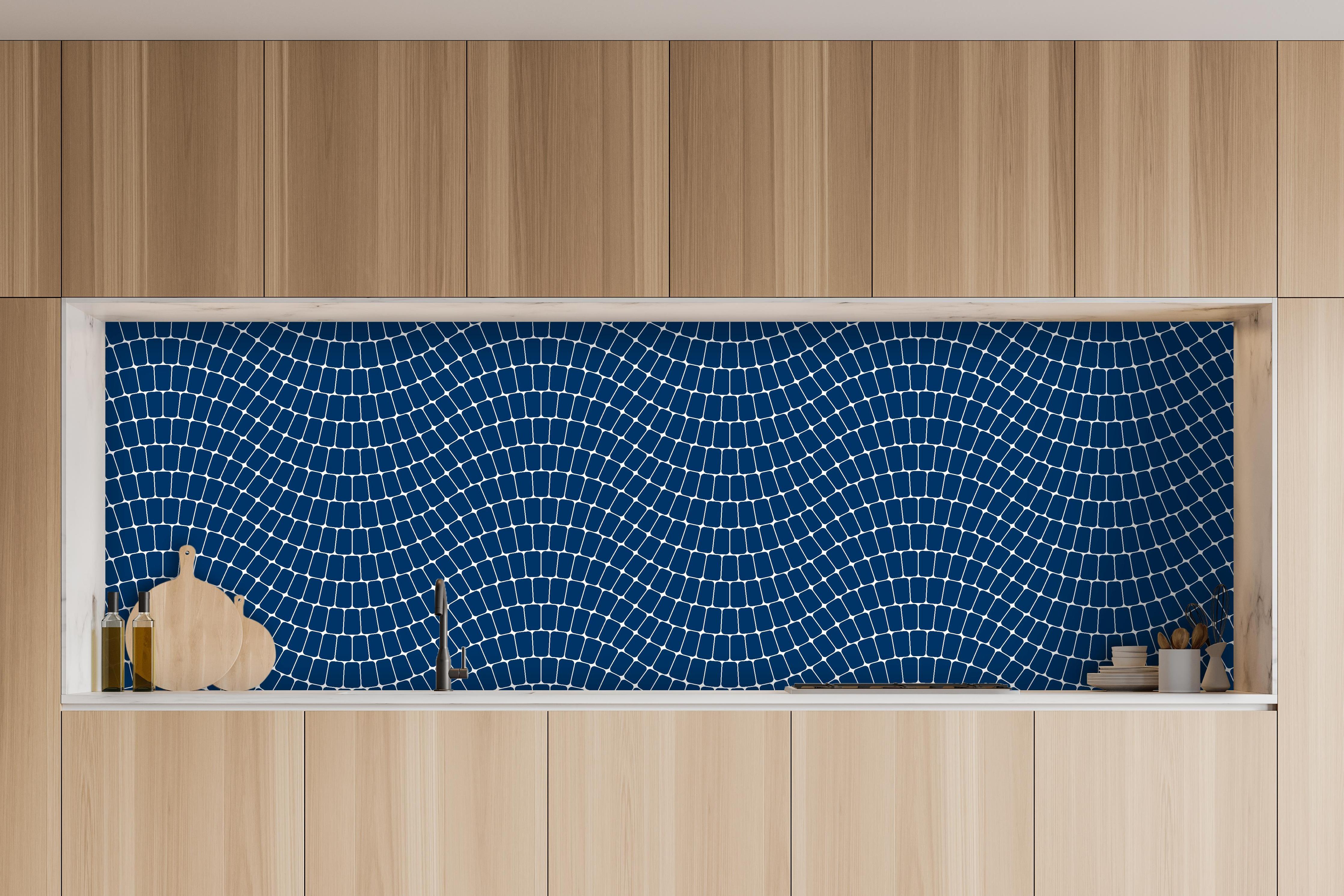 Küche - Onde Sinuoso Blu notte hinter weißen Hochglanz-Küchenregalen und schwarzem Wasserhahn