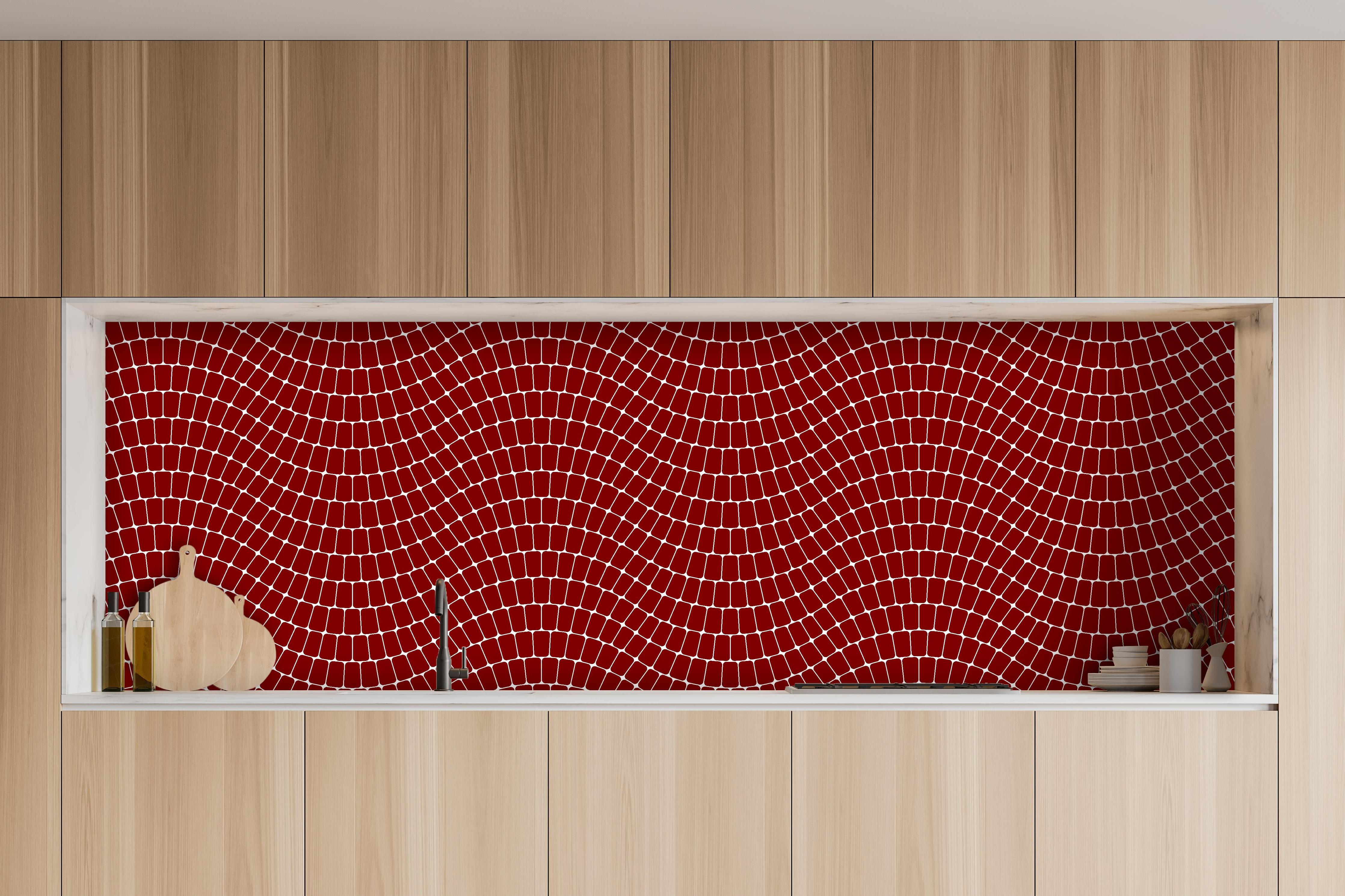 Küche - Onde Sinuoso Granata hinter weißen Hochglanz-Küchenregalen und schwarzem Wasserhahn