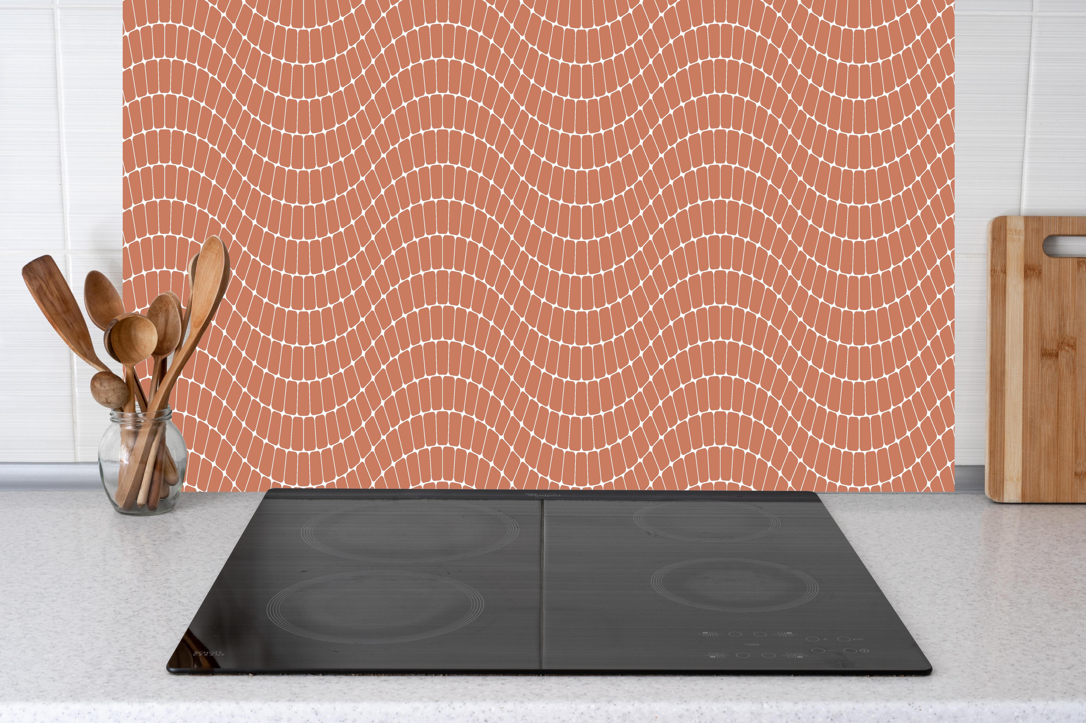 Küche - Onde Sinuoso Terracotta hinter weißen Hochglanz-Küchenregalen und schwarzem Wasserhahn