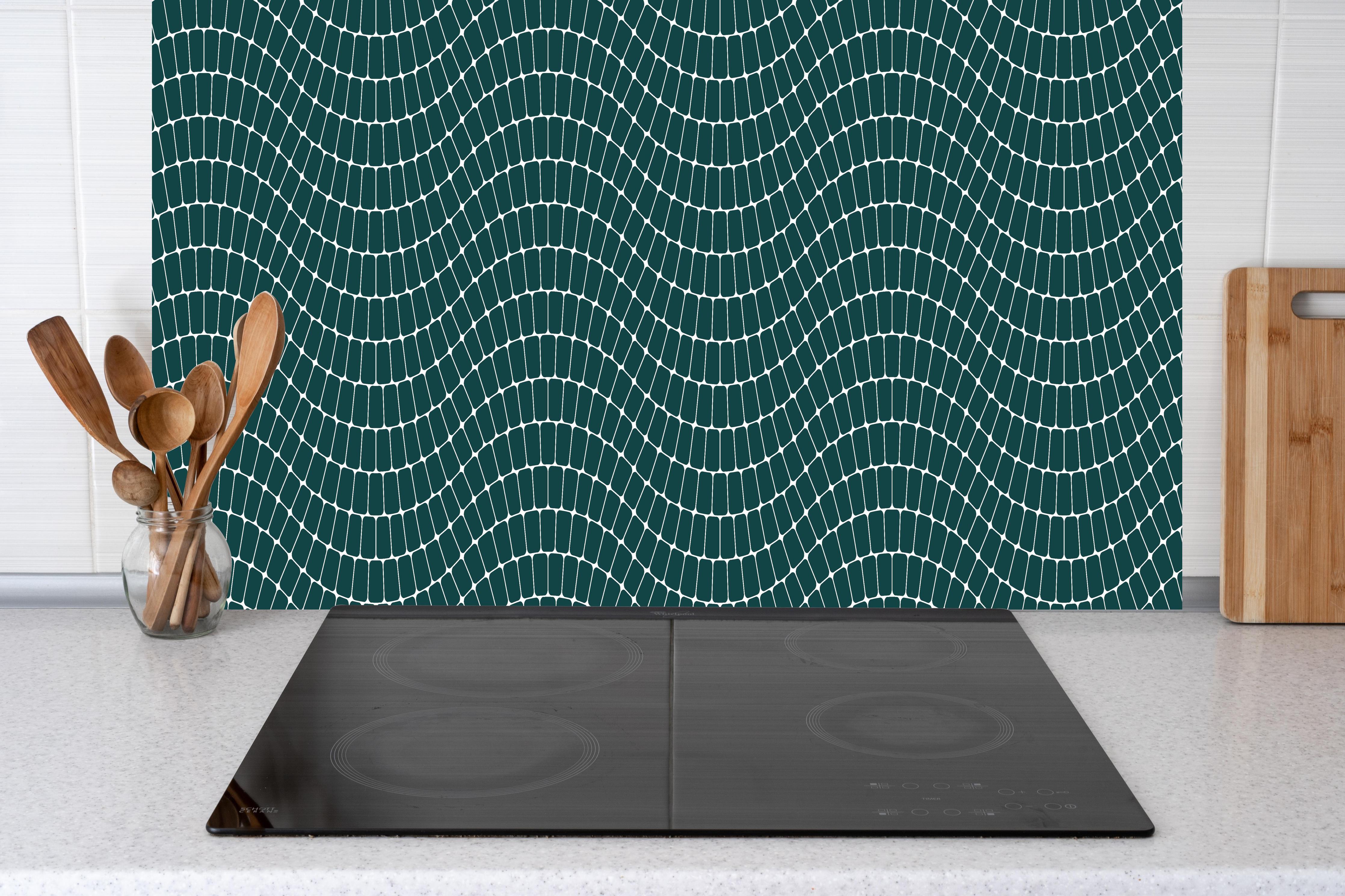 Küche - Onde Sinuoso Verde petrolio hinter weißen Hochglanz-Küchenregalen und schwarzem Wasserhahn