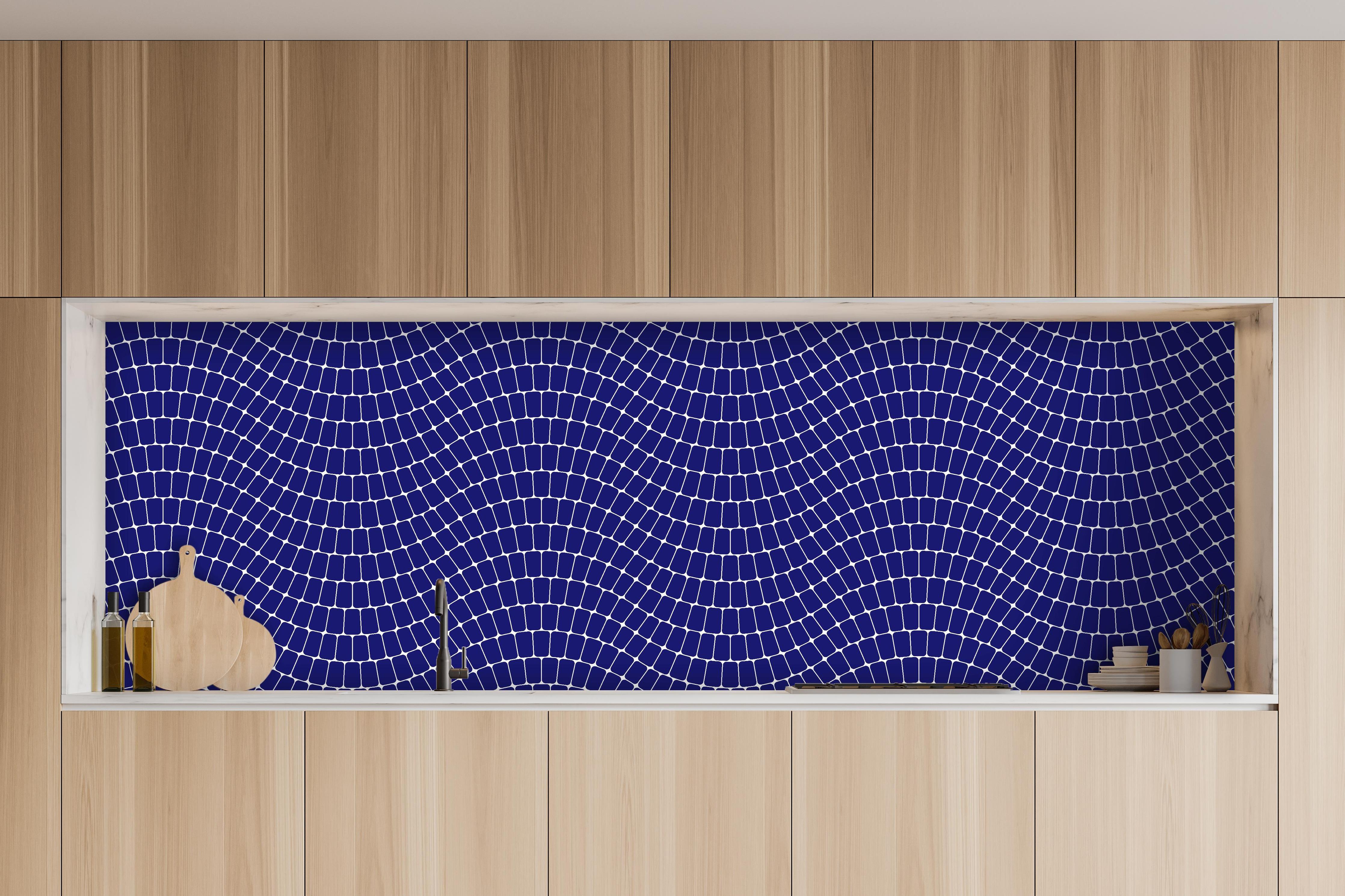 Küche - Onde Sinuoso Zaffiro hinter weißen Hochglanz-Küchenregalen und schwarzem Wasserhahn