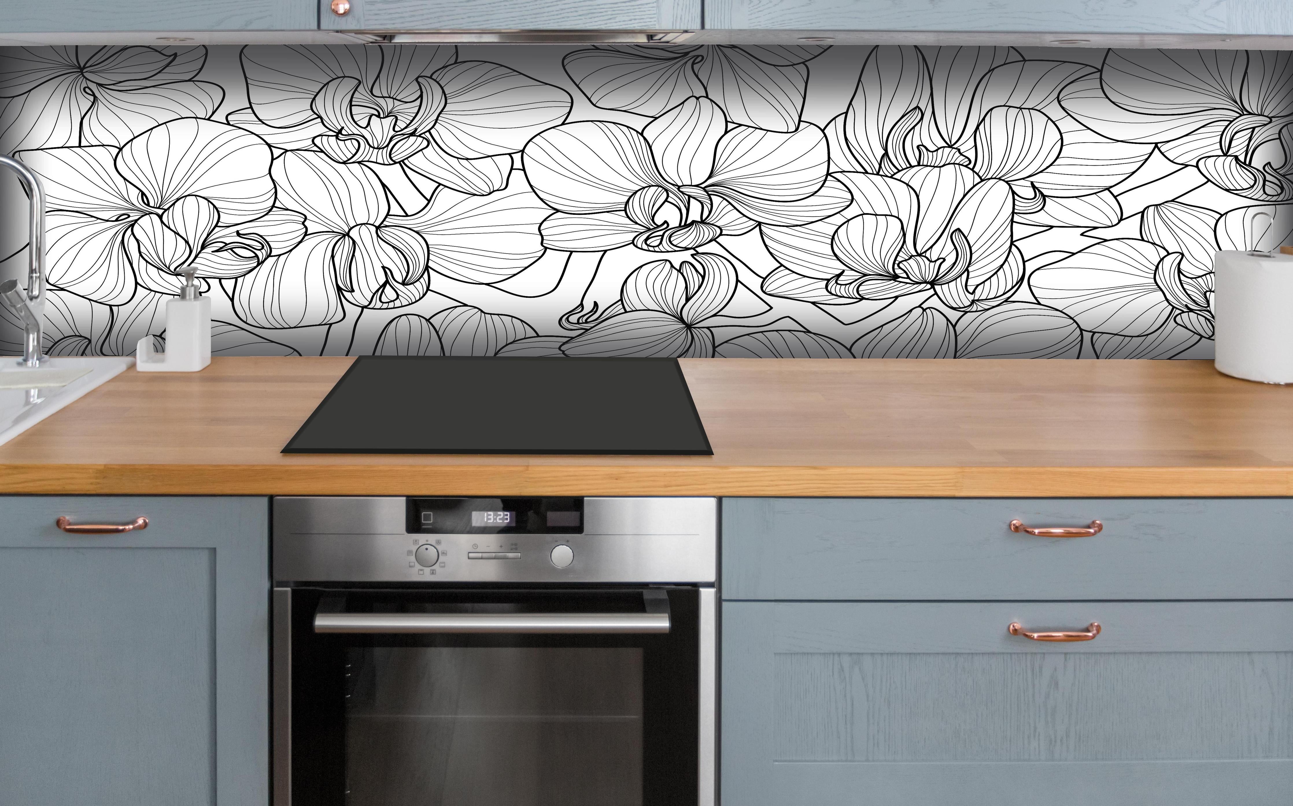 Küche - Orchideen Linienkunst in Schwarz-Weiß hinter weißen Hochglanz-Küchenregalen und schwarzem Wasserhahn