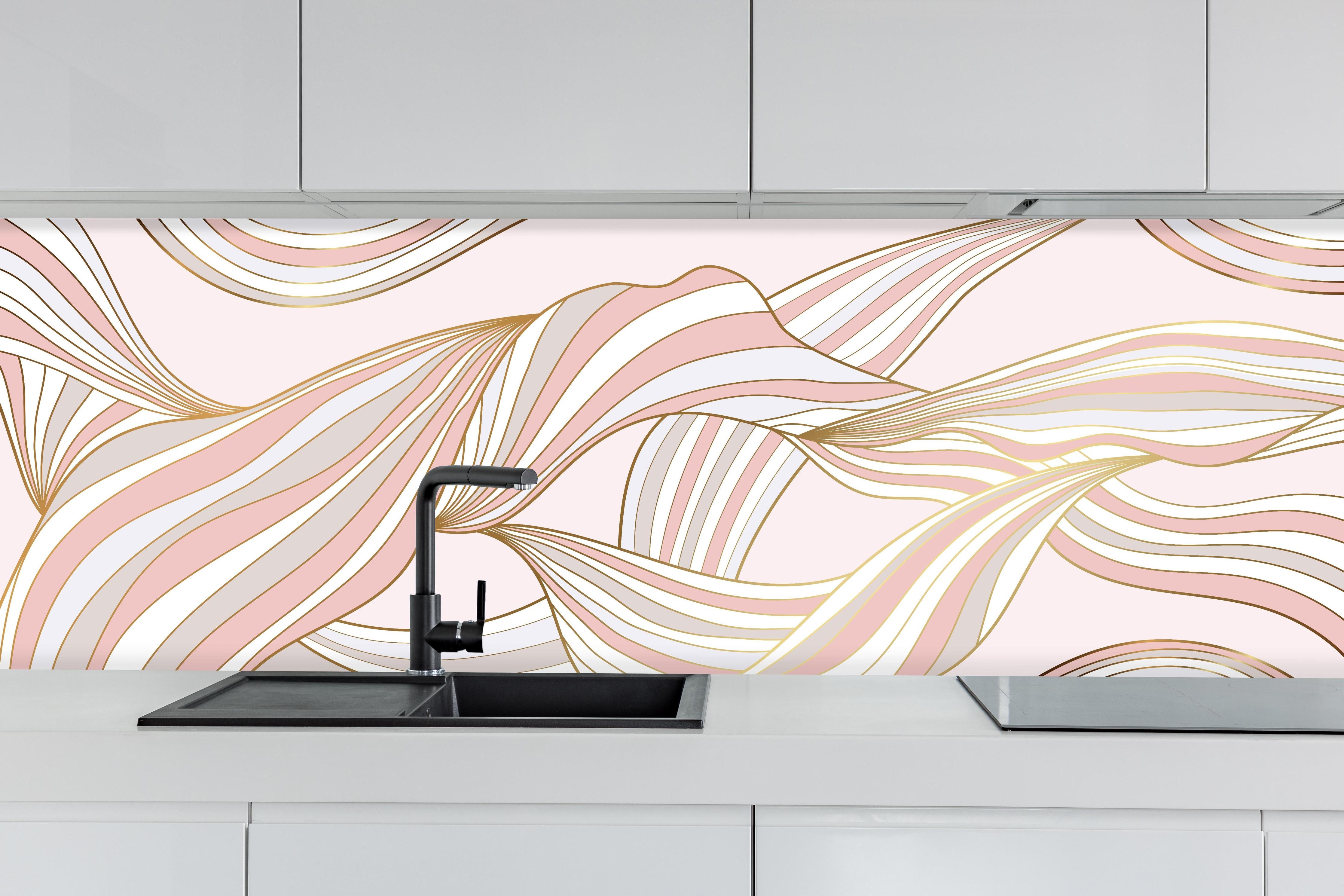 Küche - Organische Linien Rosa Gold Muster hinter weißen Hochglanz-Küchenregalen und schwarzem Wasserhahn