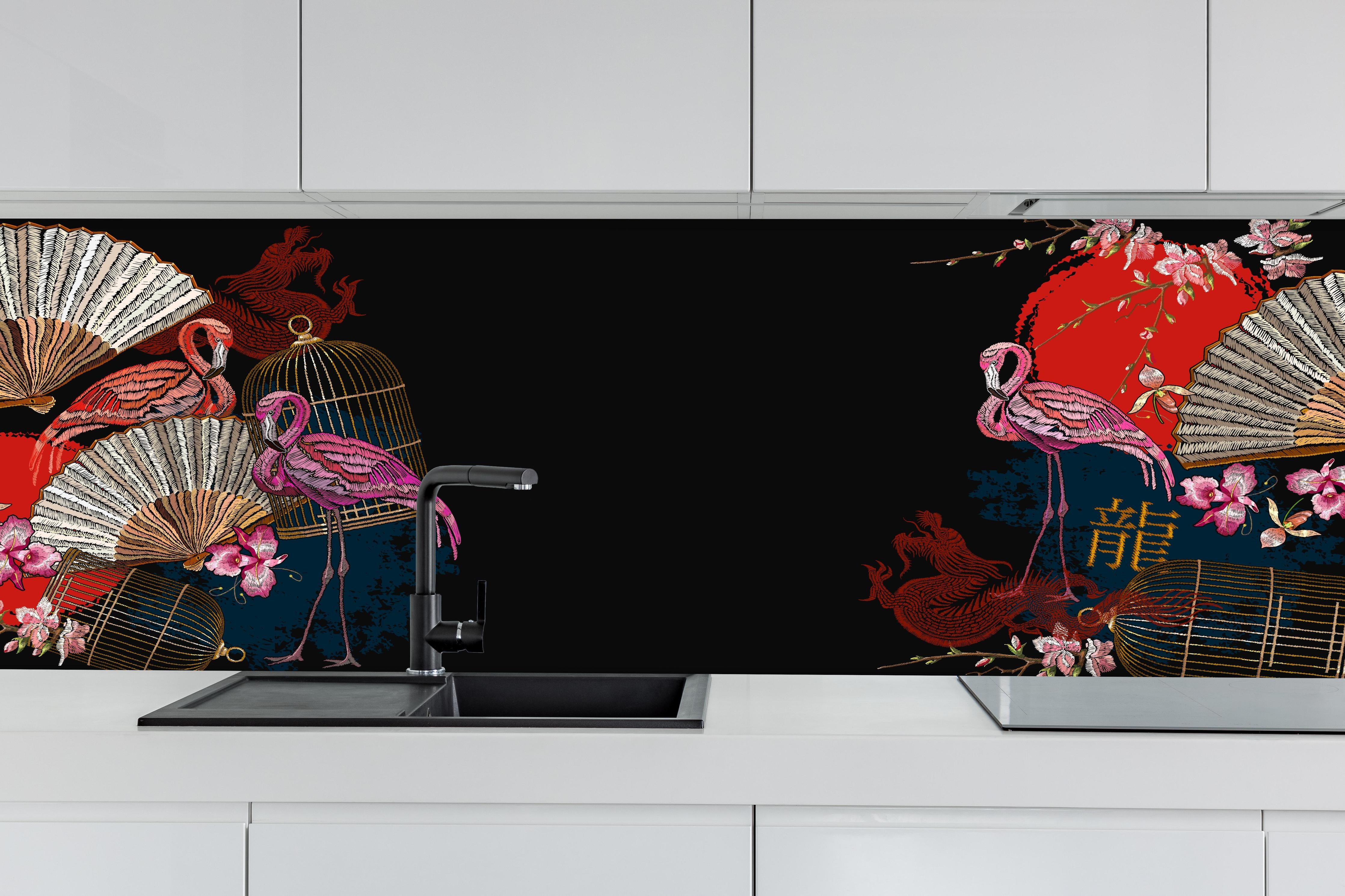 Küche - Orientalischer Banner Flamingo und Drache hinter weißen Hochglanz-Küchenregalen und schwarzem Wasserhahn