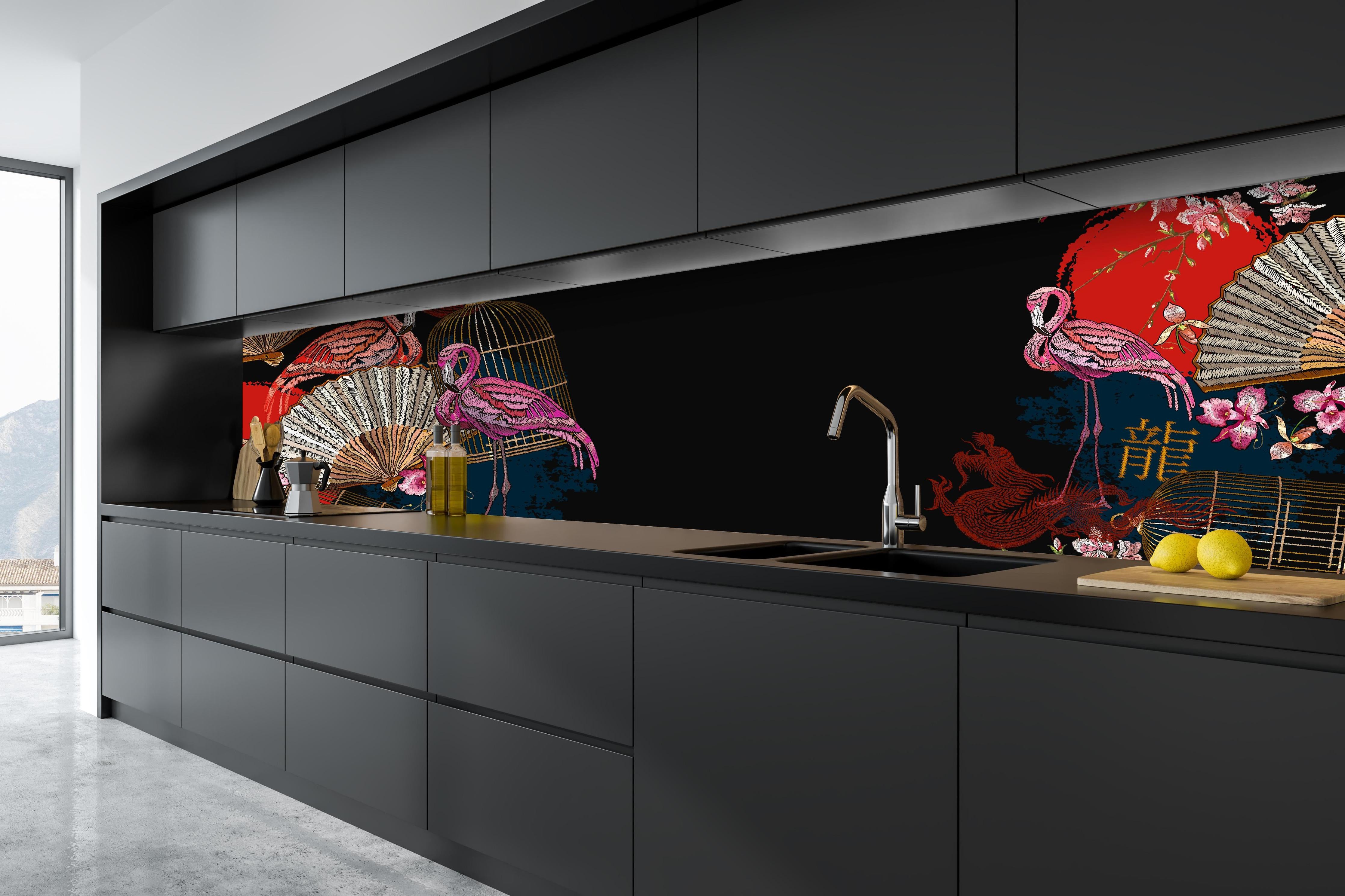 Küche - Orientalischer Banner mit Drachen und Flamingos hinter weißen Hochglanz-Küchenregalen und schwarzem Wasserhahn