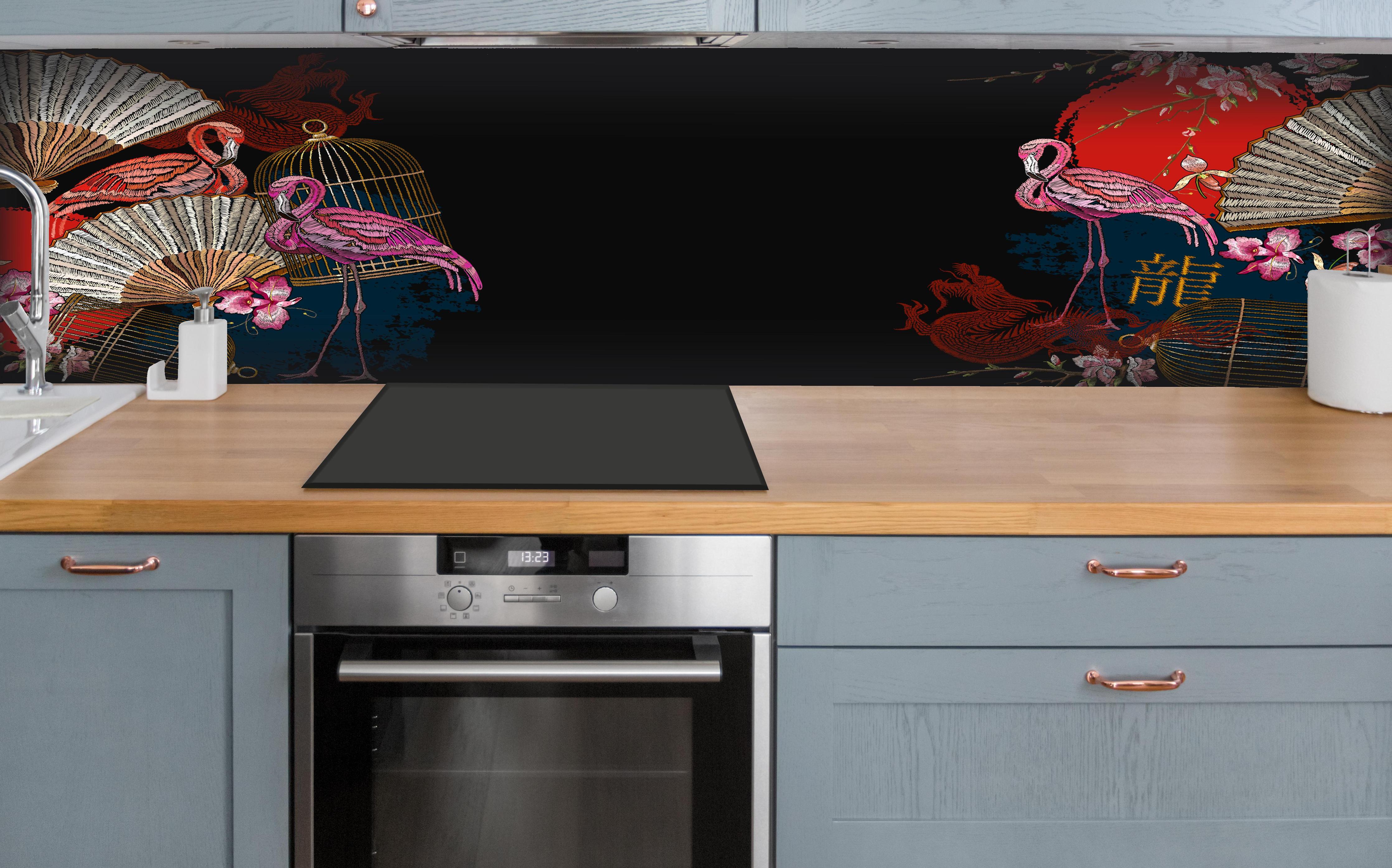 Küche - Orientalischer Banner mit Drachen und Flamingos hinter weißen Hochglanz-Küchenregalen und schwarzem Wasserhahn